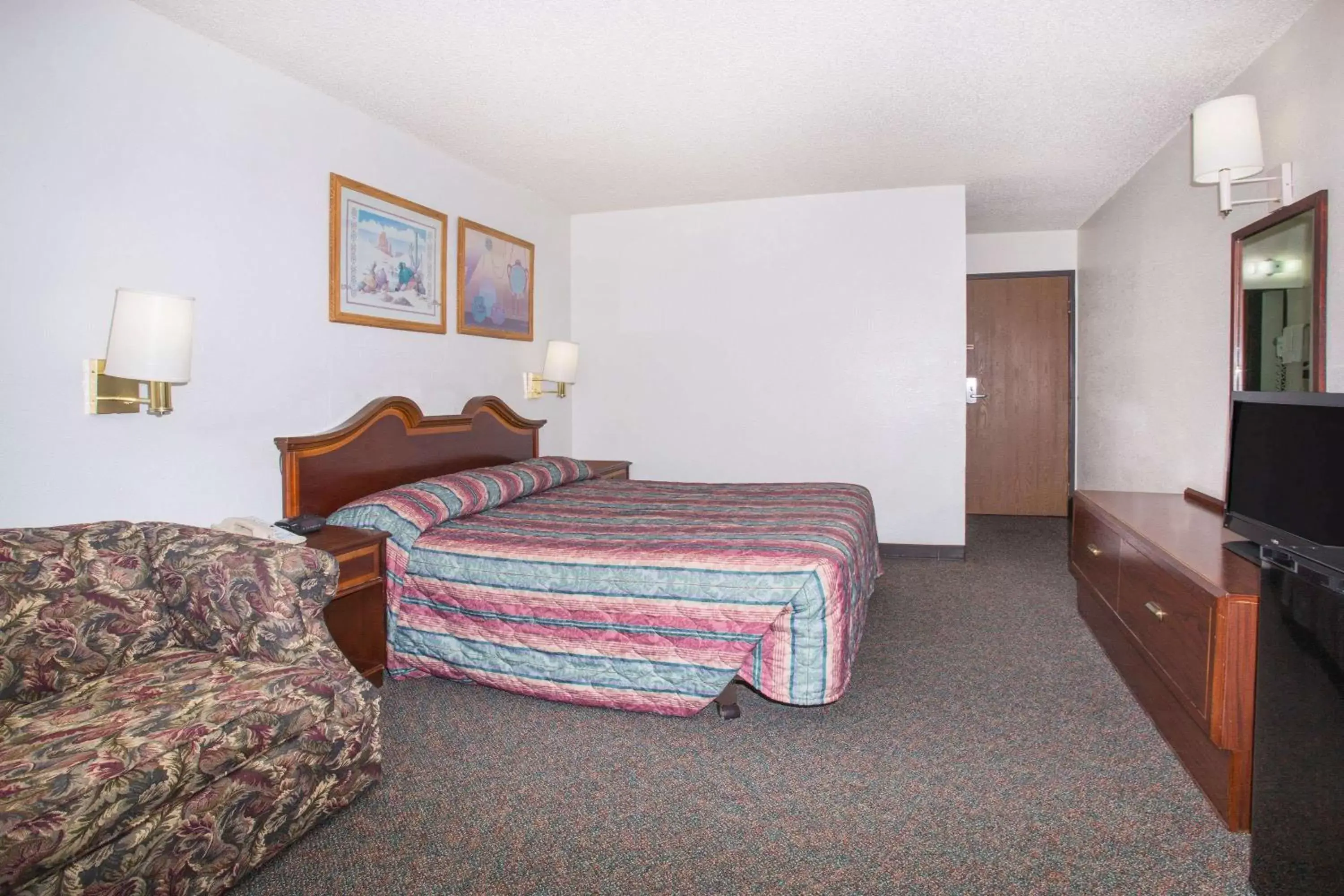 Photo of the whole room, Bed in Super 8 by Wyndham Limon