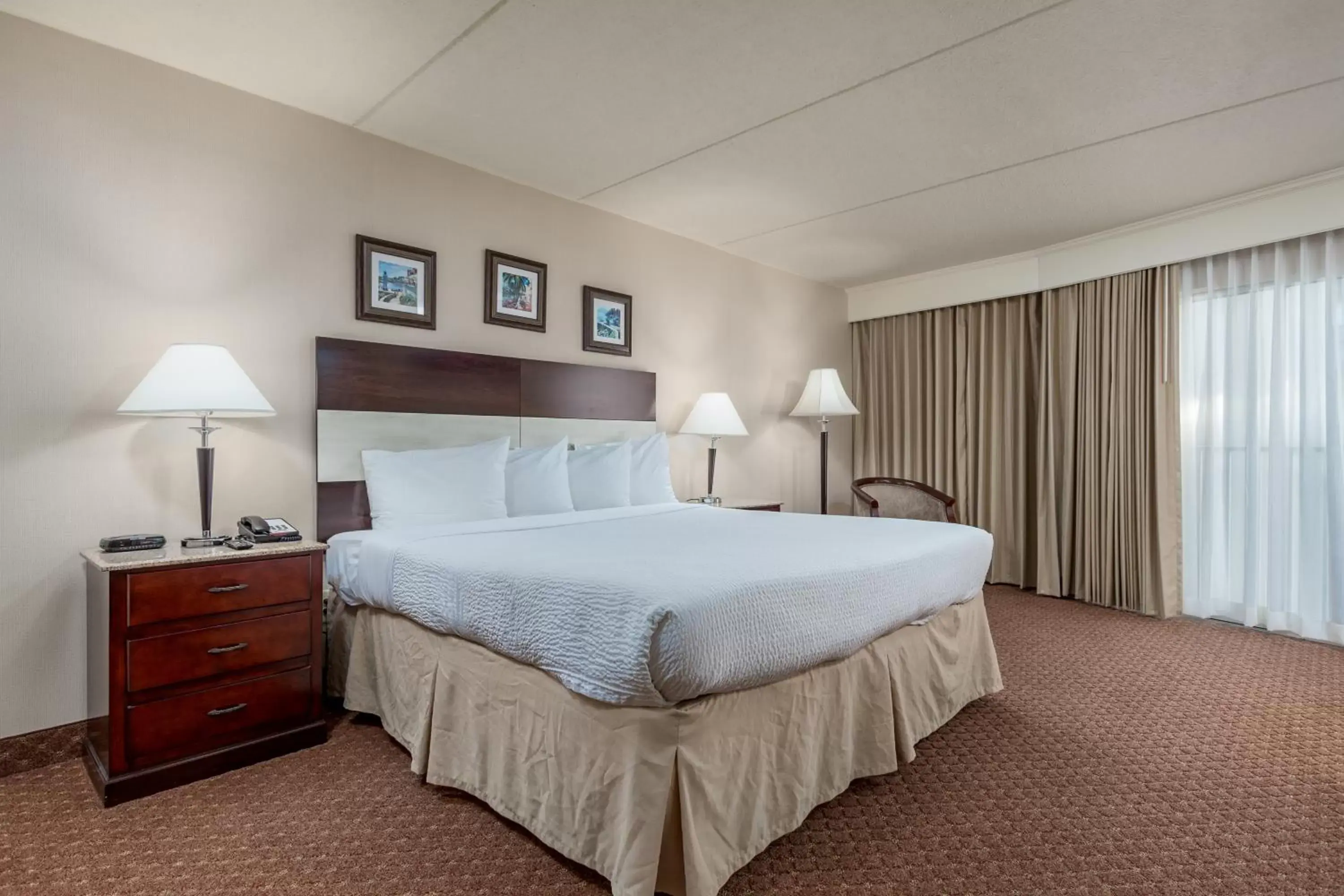 Bedroom, Bed in Princess Royale Oceanfront Resort