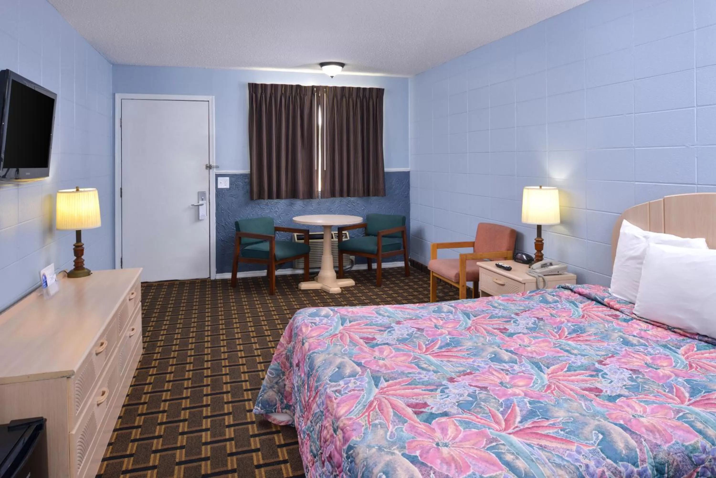 Bedroom, Bed in Americas Best Value Inn & Suites Branson - Near the Strip