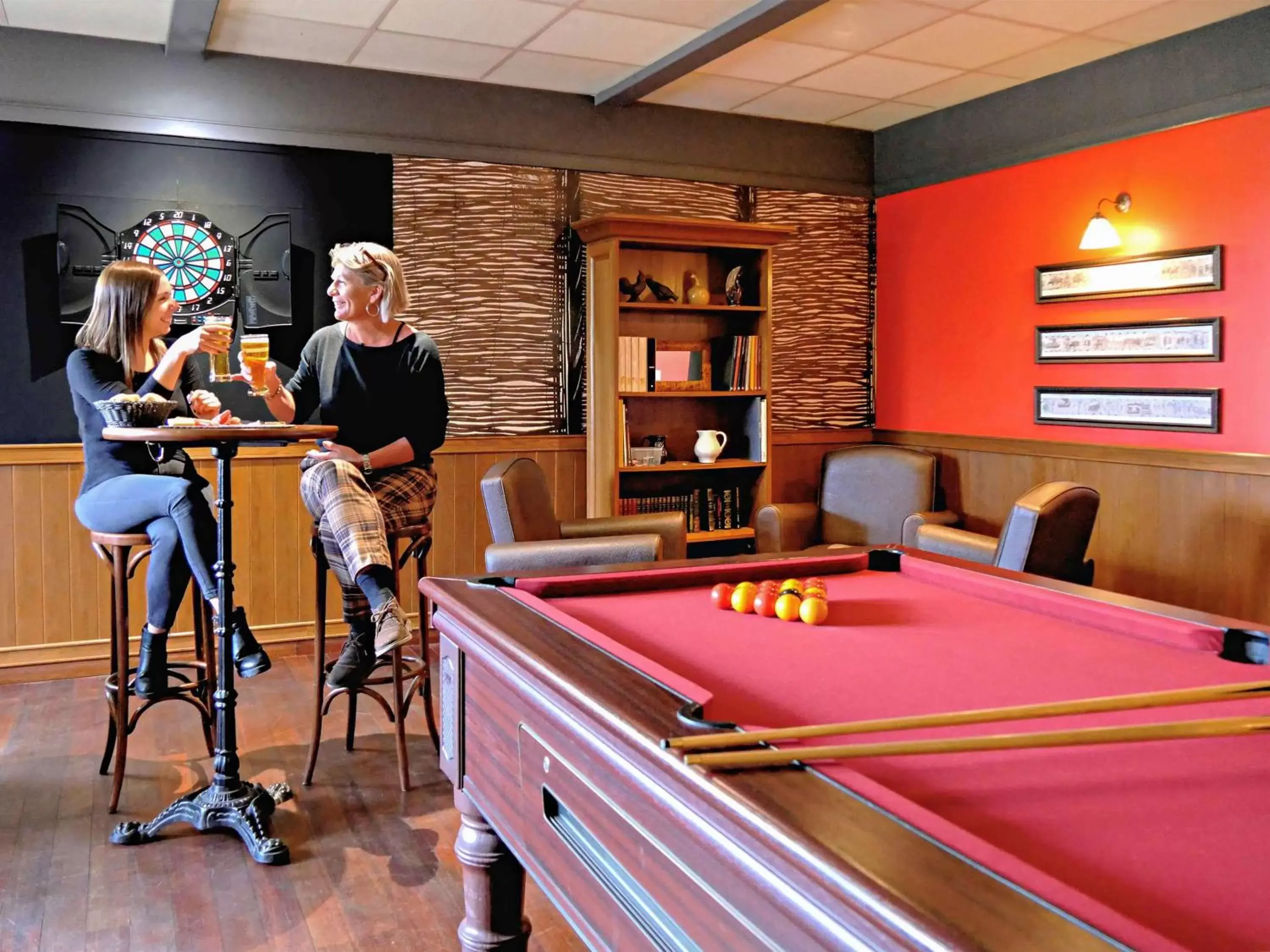 Lounge or bar, Billiards in ibis Falaise Coeur de Normandie