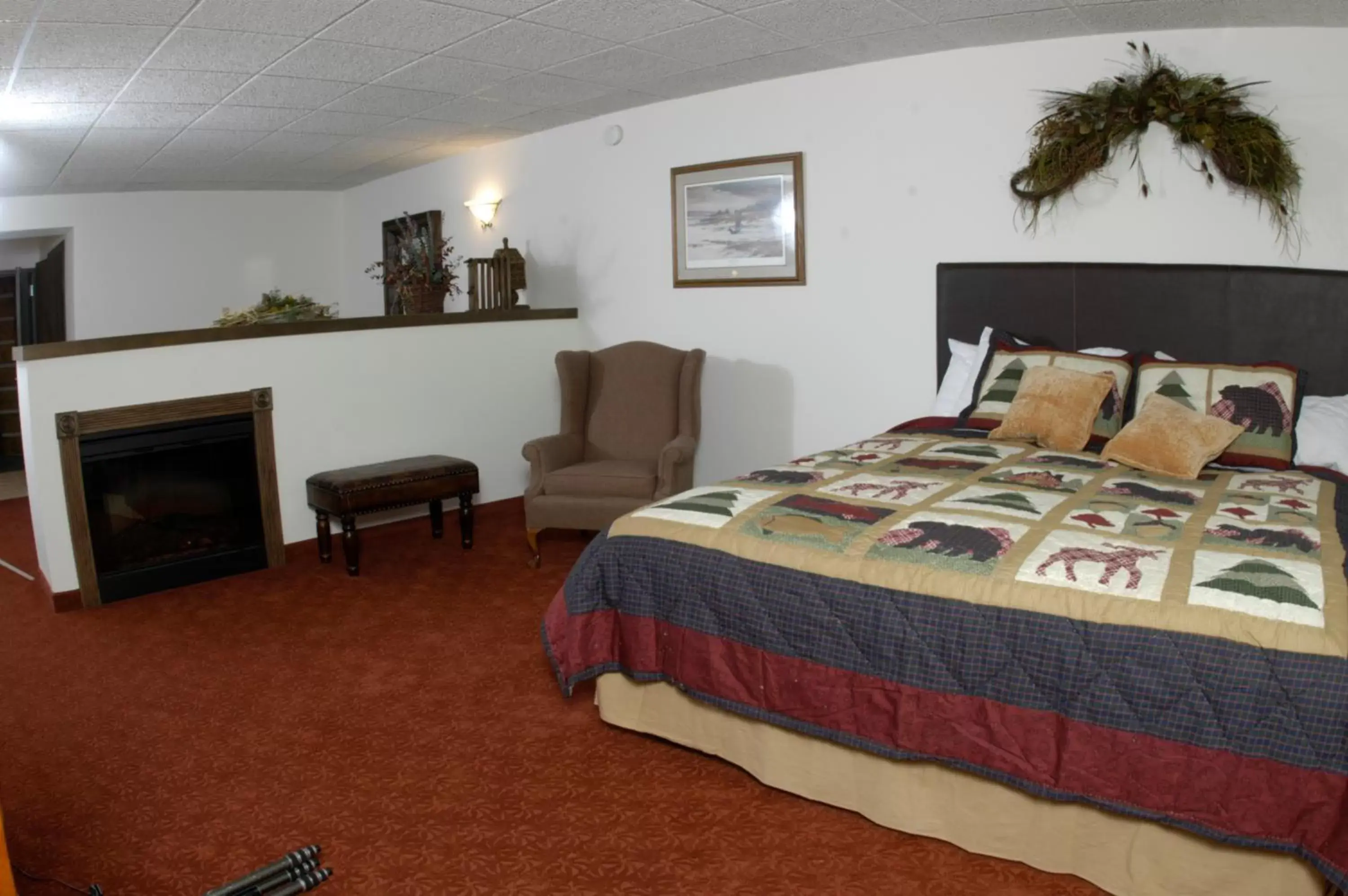 Photo of the whole room, Bed in RiverBank Lodge