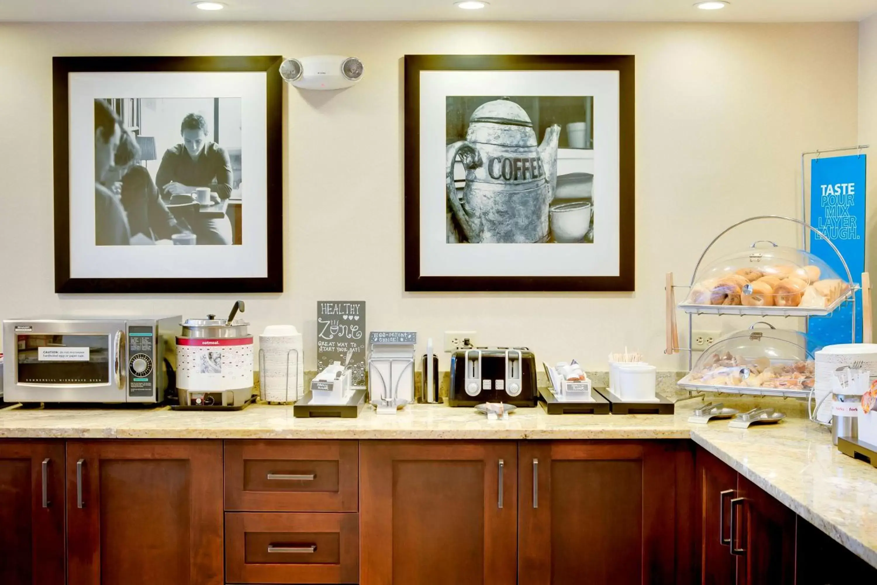 Breakfast in Hampton Inn Pittsburgh/Airport Breakfast in Hampton Inn Pittsburgh/Airport