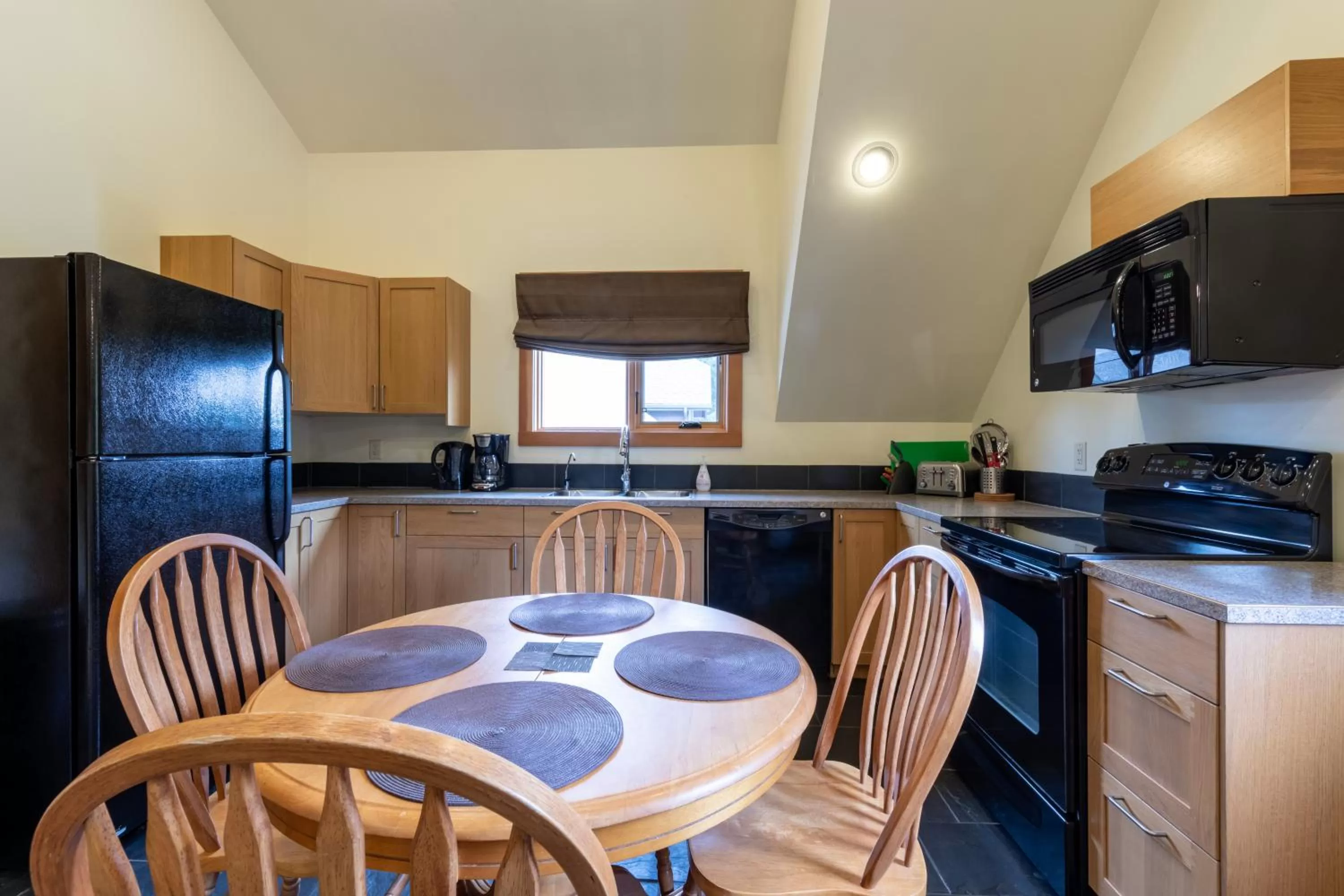 Kitchen or kitchenette, Kitchen/Kitchenette in Canyon Ridge Lodge