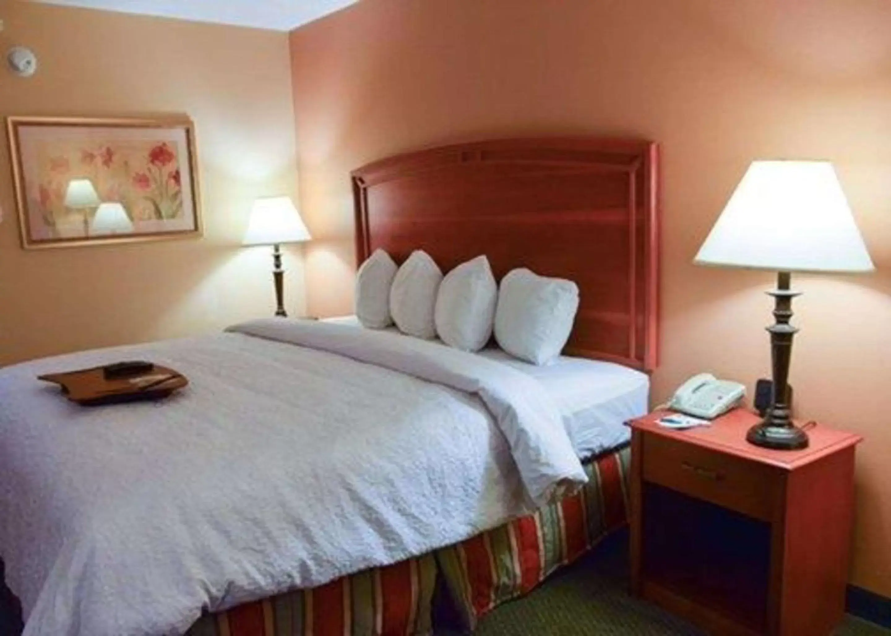 Photo of the whole room, Bed in Quality Inn Florissant-St Louis