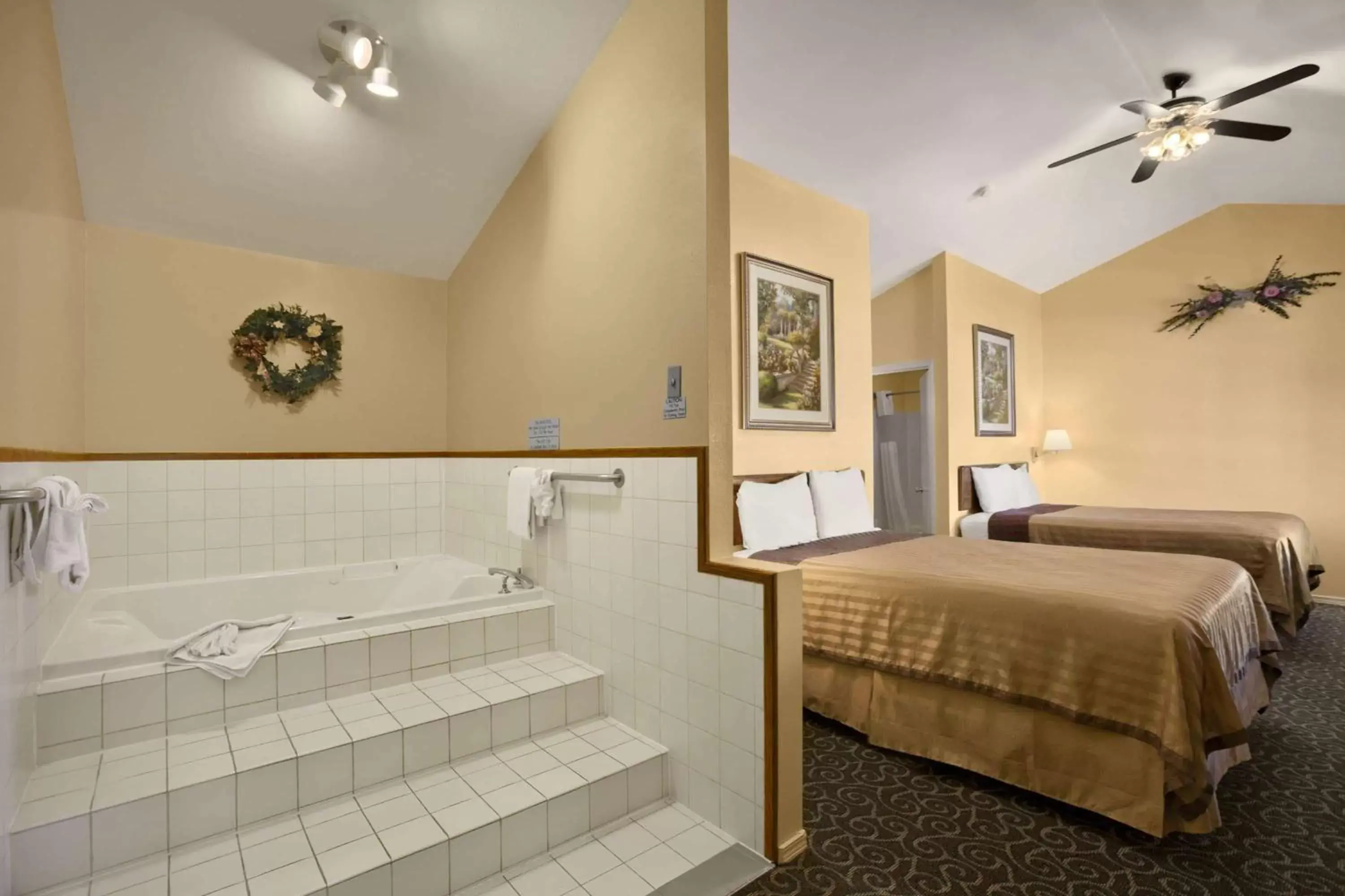 Photo of the whole room, Bed in Travelodge by Wyndham Wenatchee