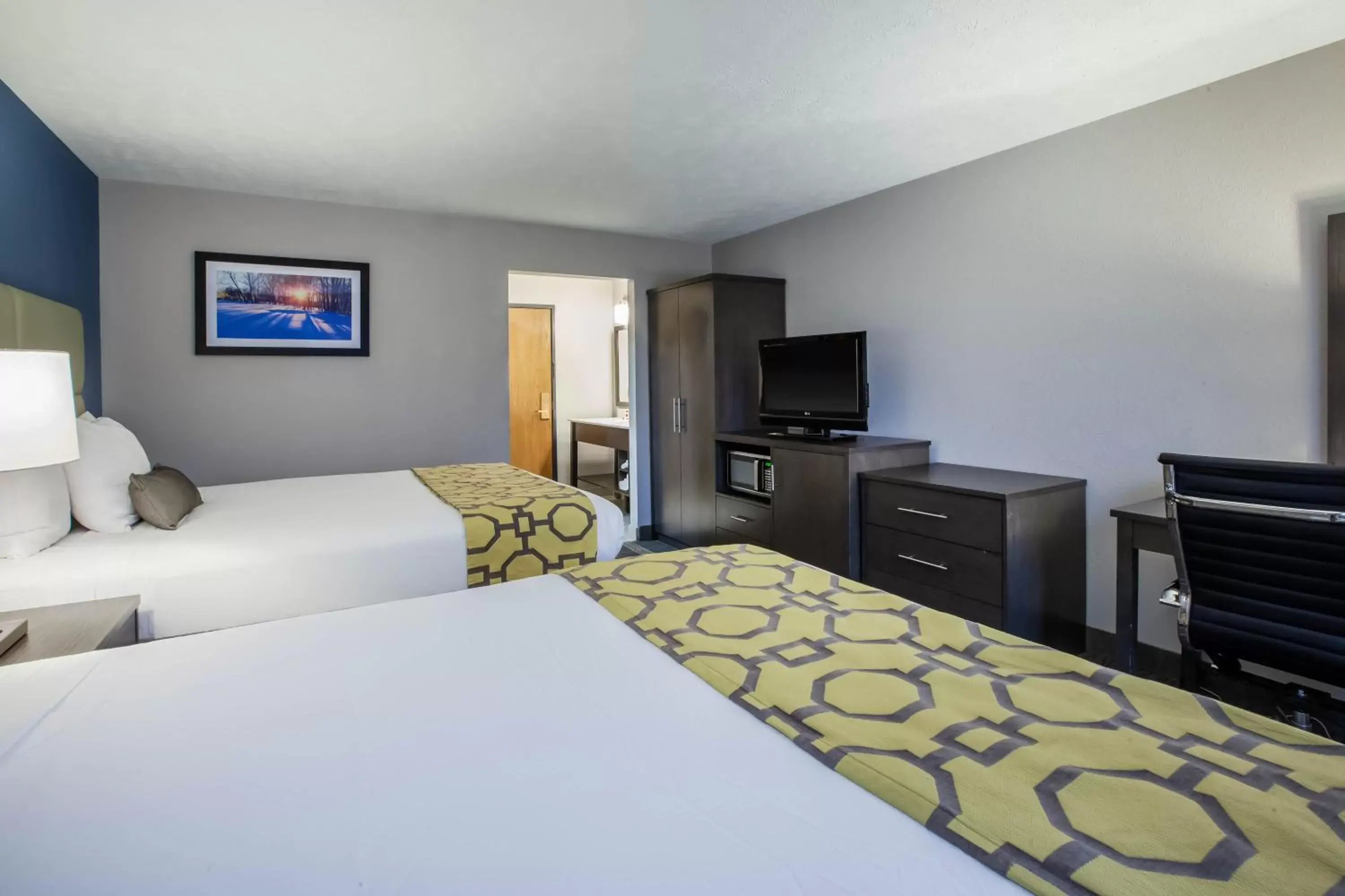 Communal lounge/ TV room, Bed in Baymont by Wyndham Traverse City