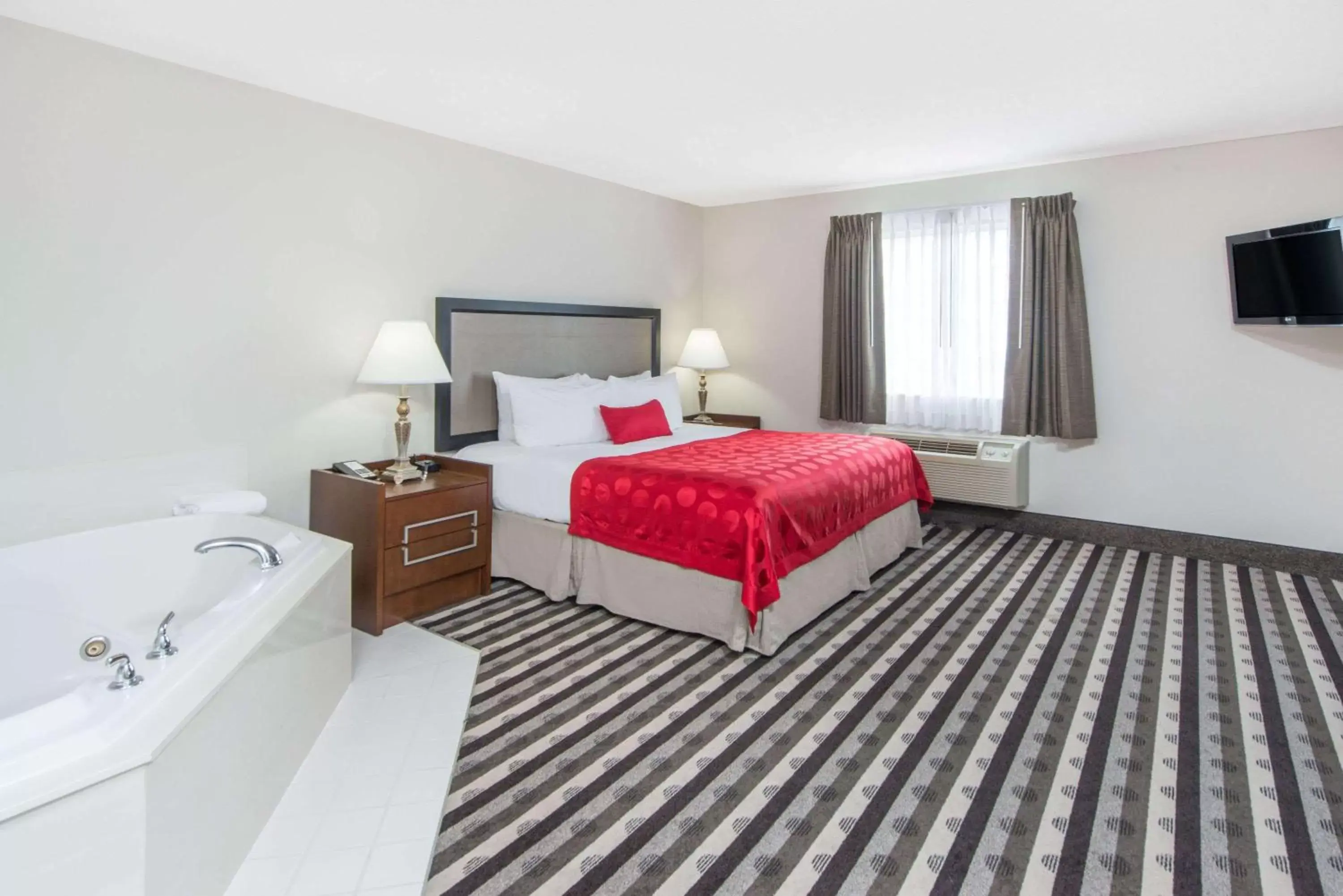 Photo of the whole room, Bed in Ramada by Wyndham Springfield North