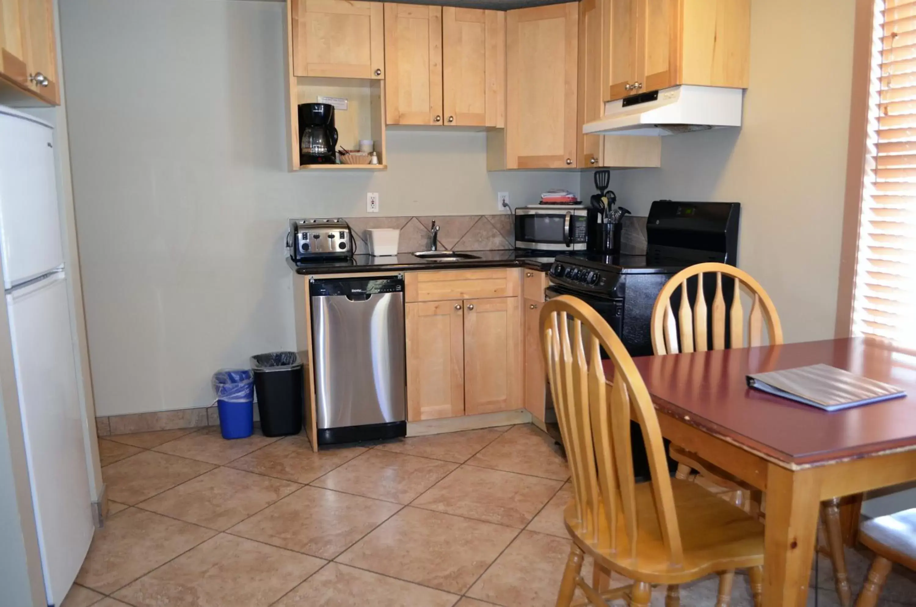 Kitchen or kitchenette, Kitchen/Kitchenette in Waterton Lakes Lodge Resort