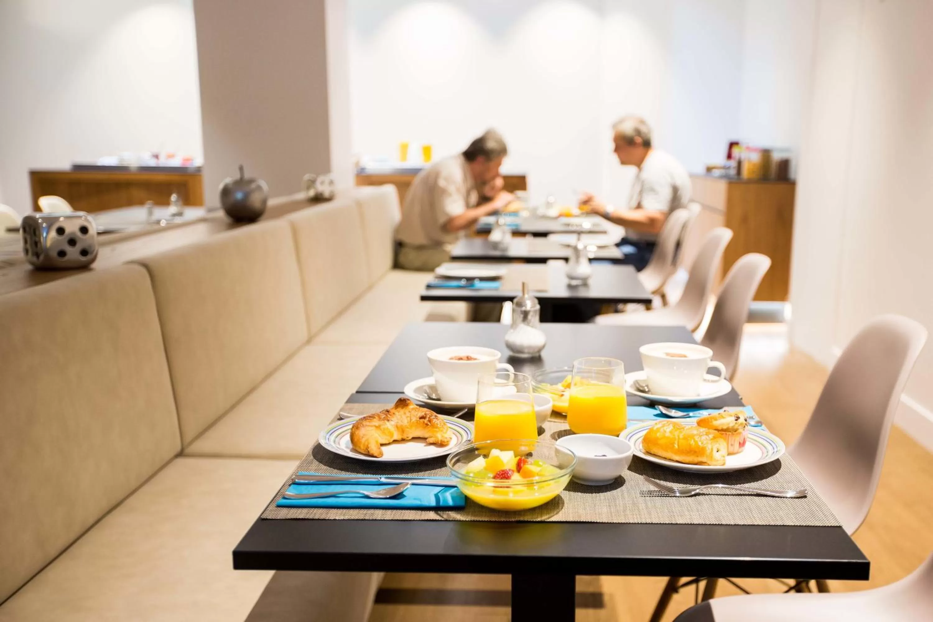 Restaurant/places to eat in Hôtel des Voyageurs Boutique