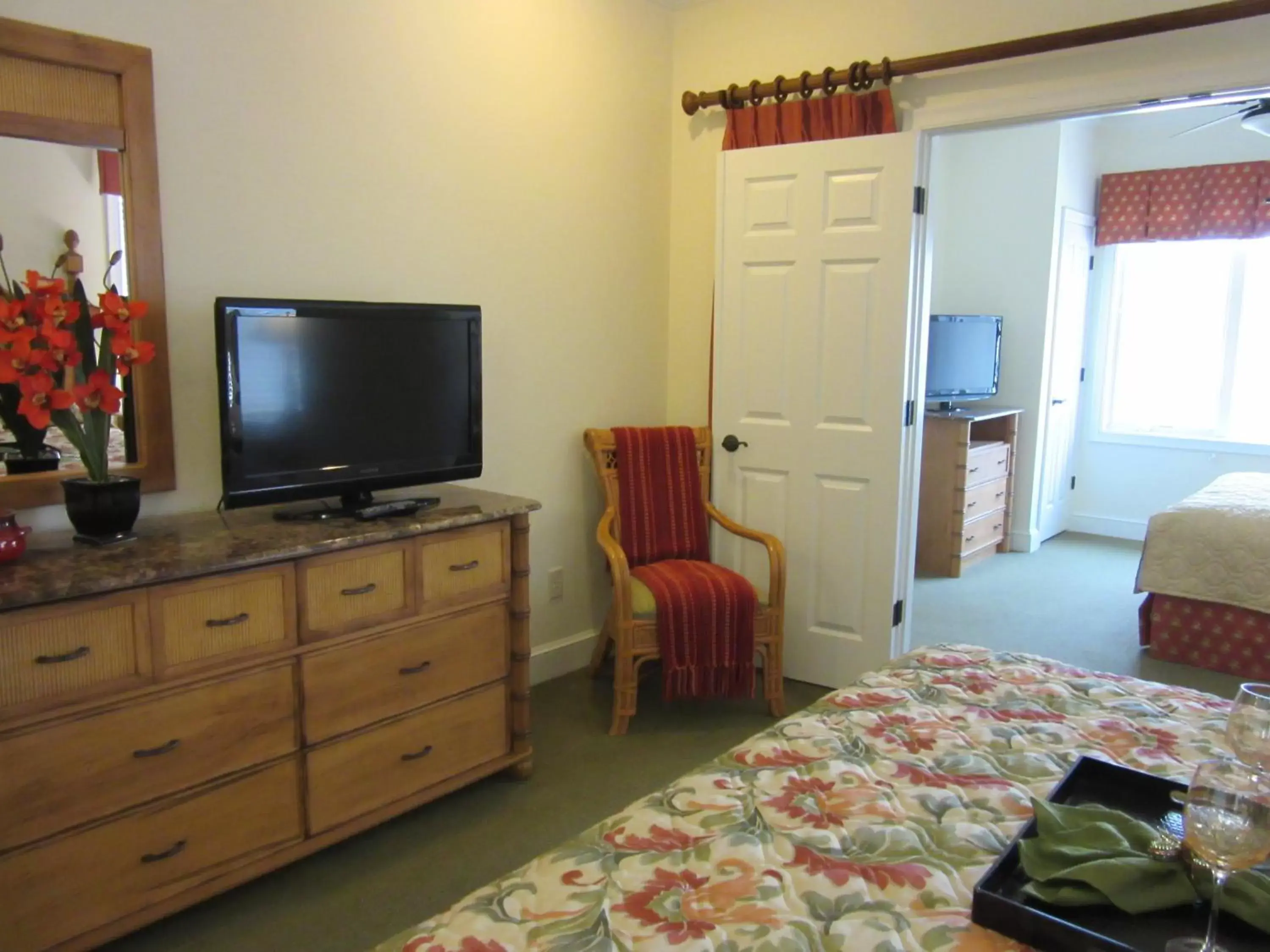 Decorative detail, TV/Entertainment Center in Coral Sands Resort by Palmera