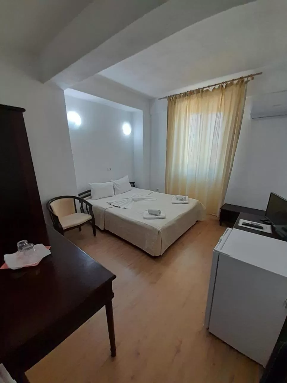 Photo of the whole room, Bed in Perla