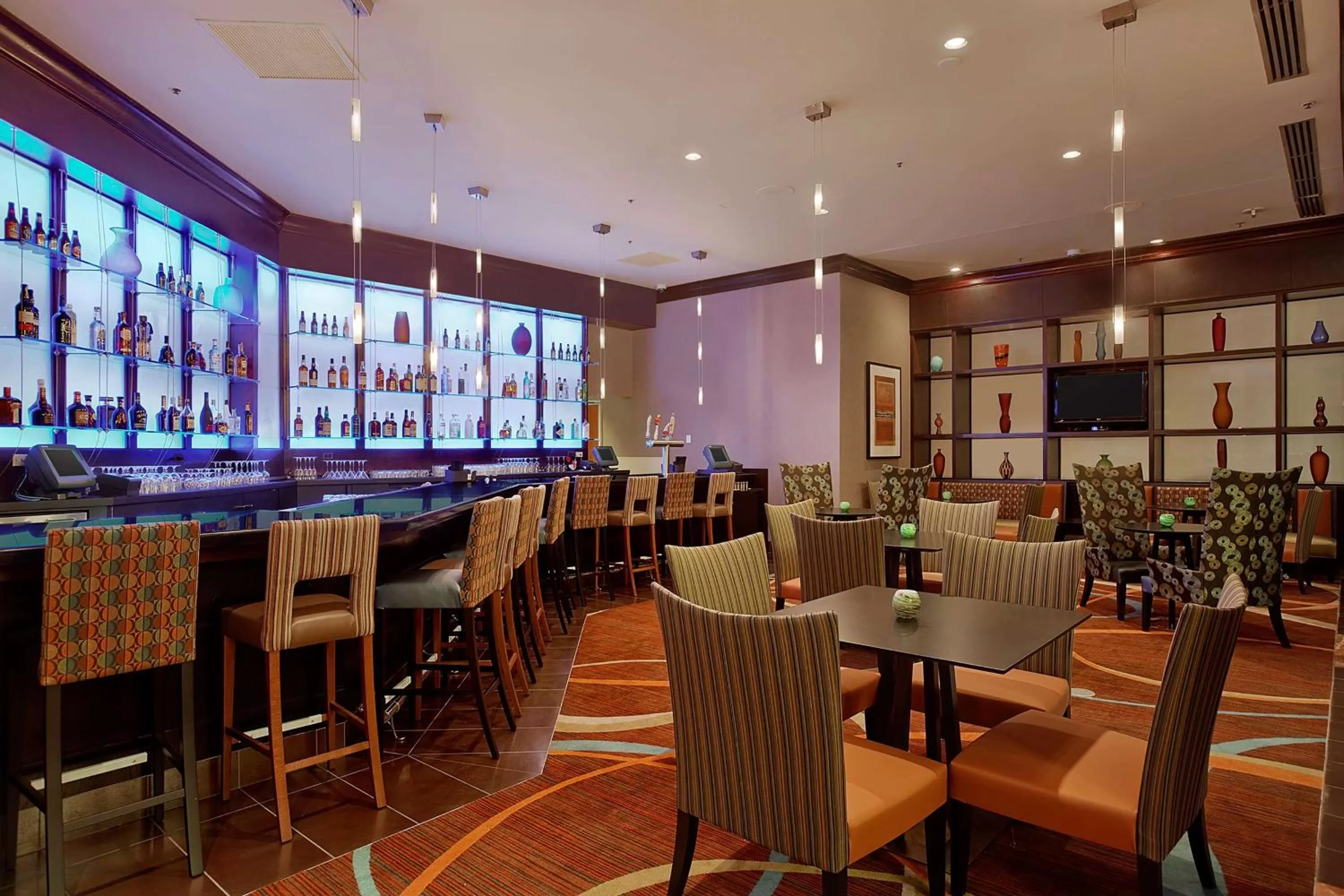 Lounge or bar in Hilton Rosemont Chicago O'Hare