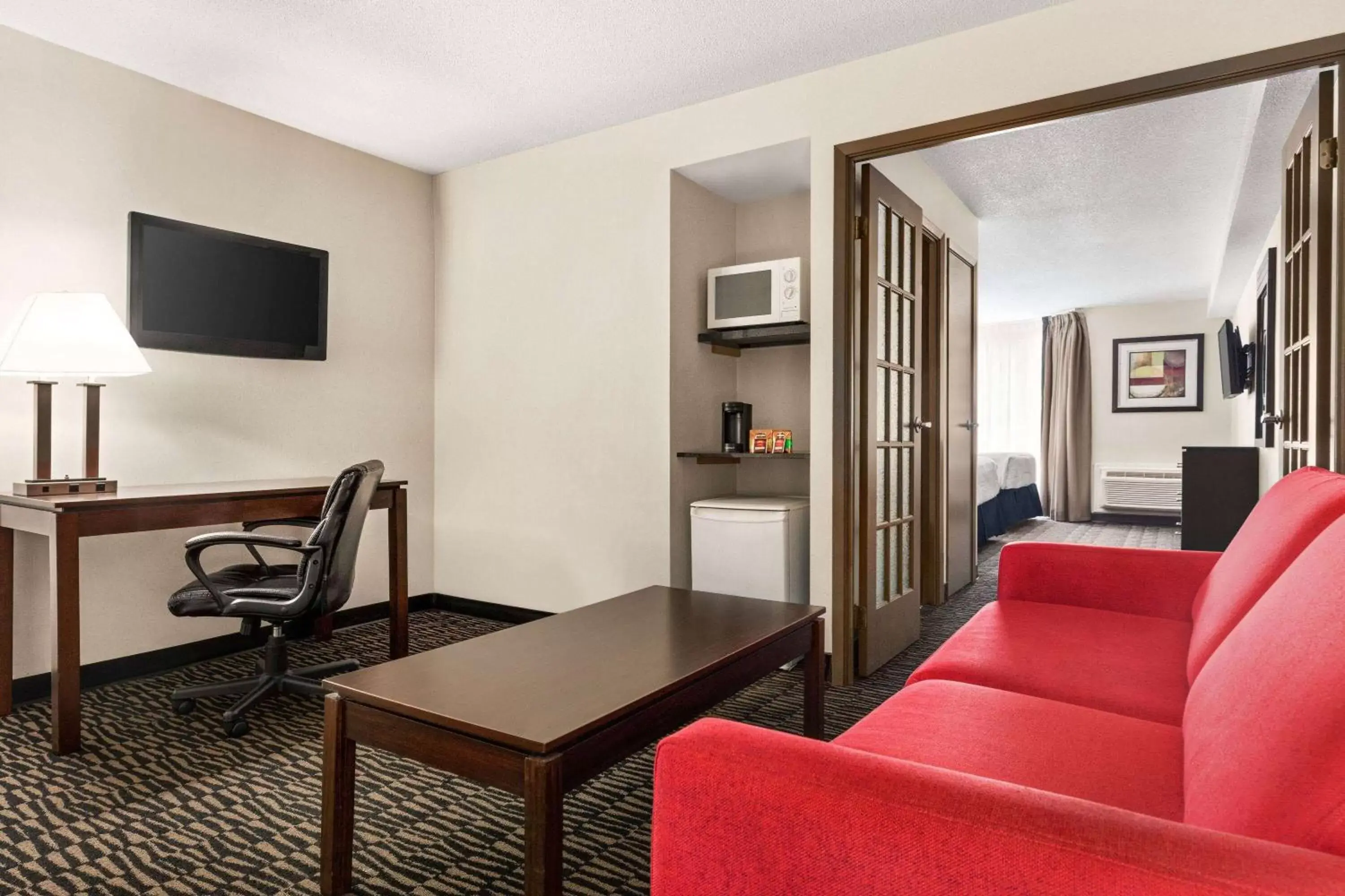 Photo of the whole room, Seating Area in Ramada Plaza by Wyndham Niagara Falls