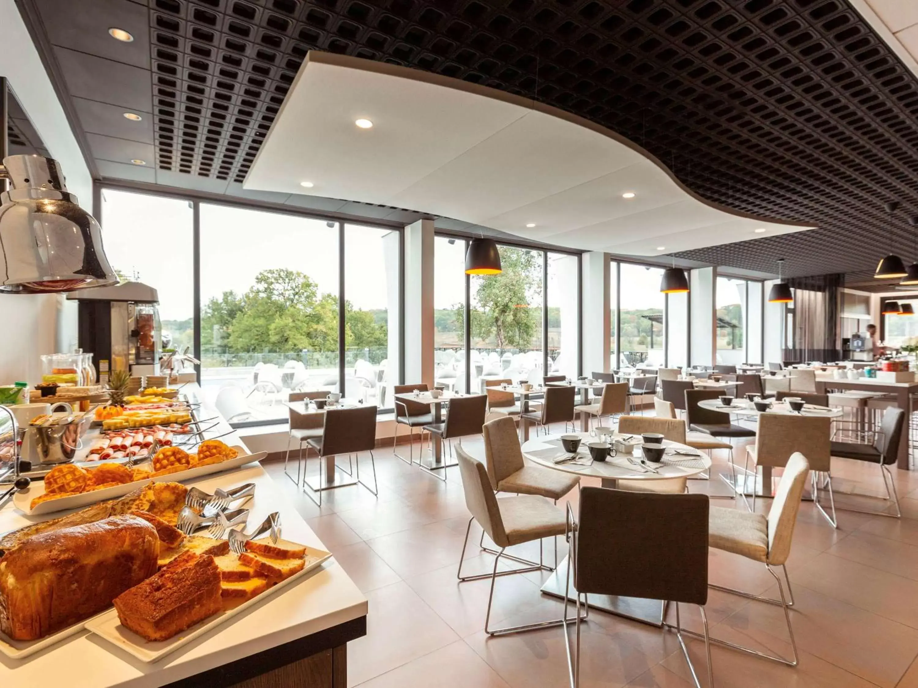 Property building, Restaurant/Places to Eat in Novotel Limoges Le Lac