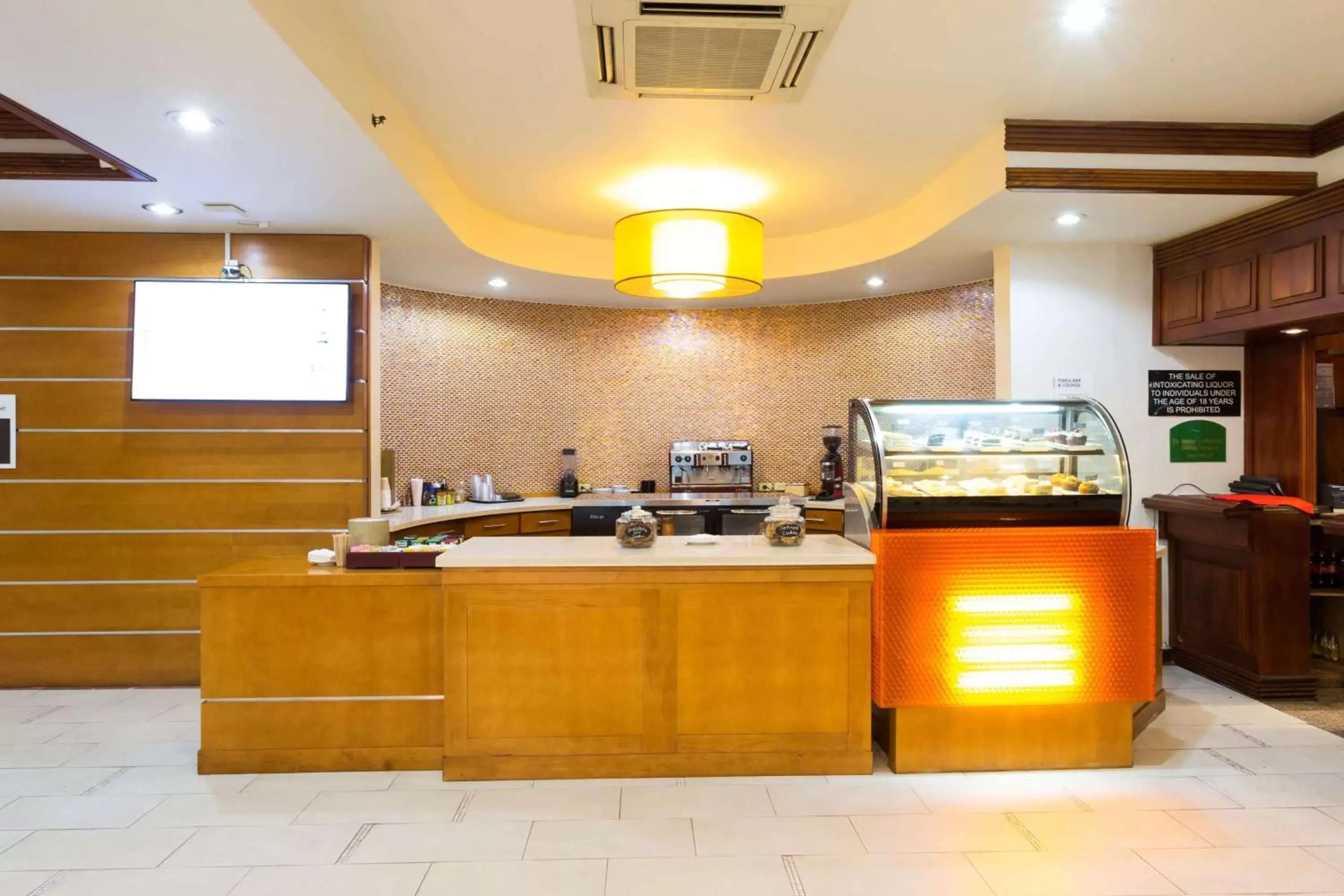 Restaurant/places to eat, Kitchen/Kitchenette in Radisson Hotel Trinidad