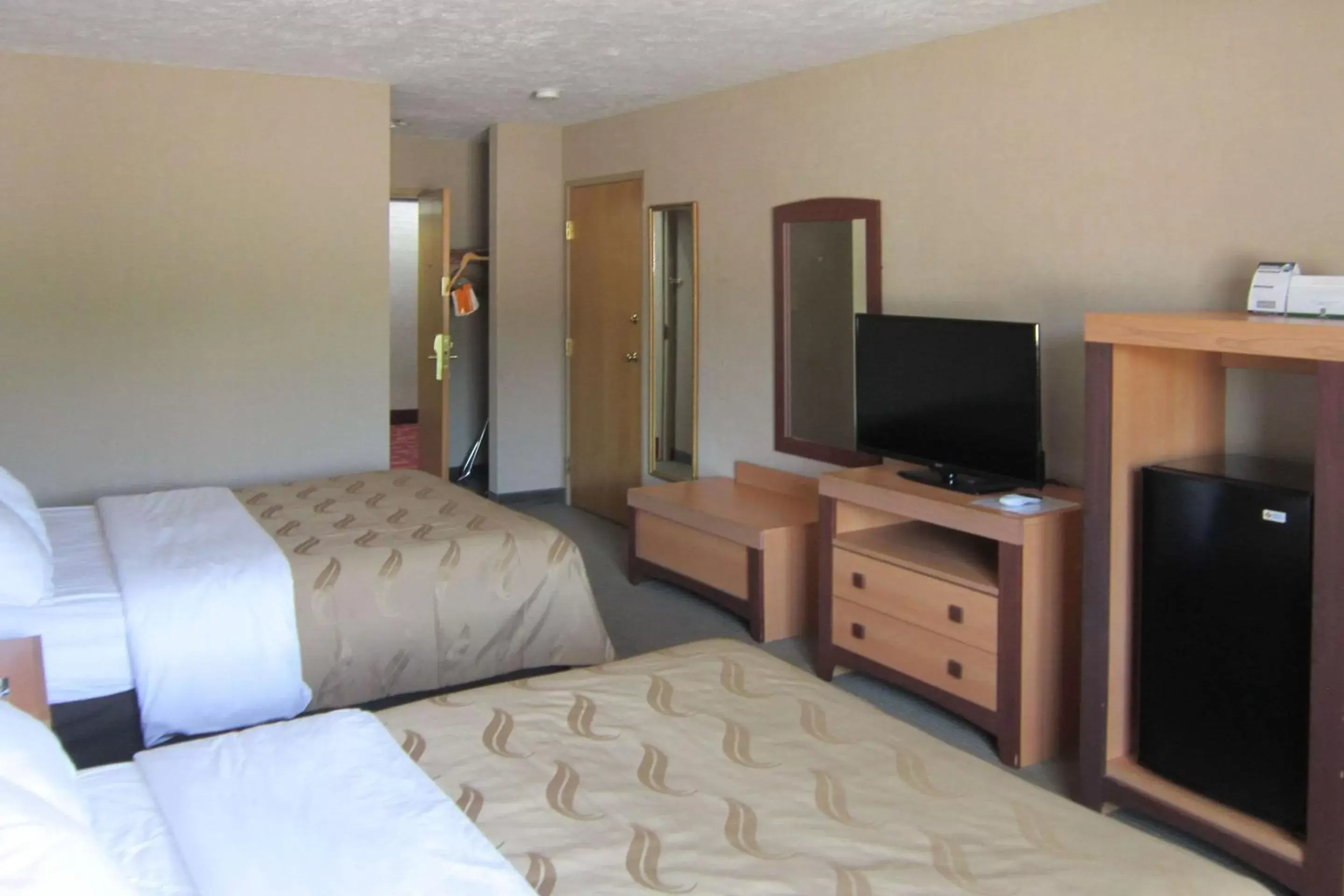 Photo of the whole room, TV/Entertainment Center in Quality Inn Nashville – Bloomington