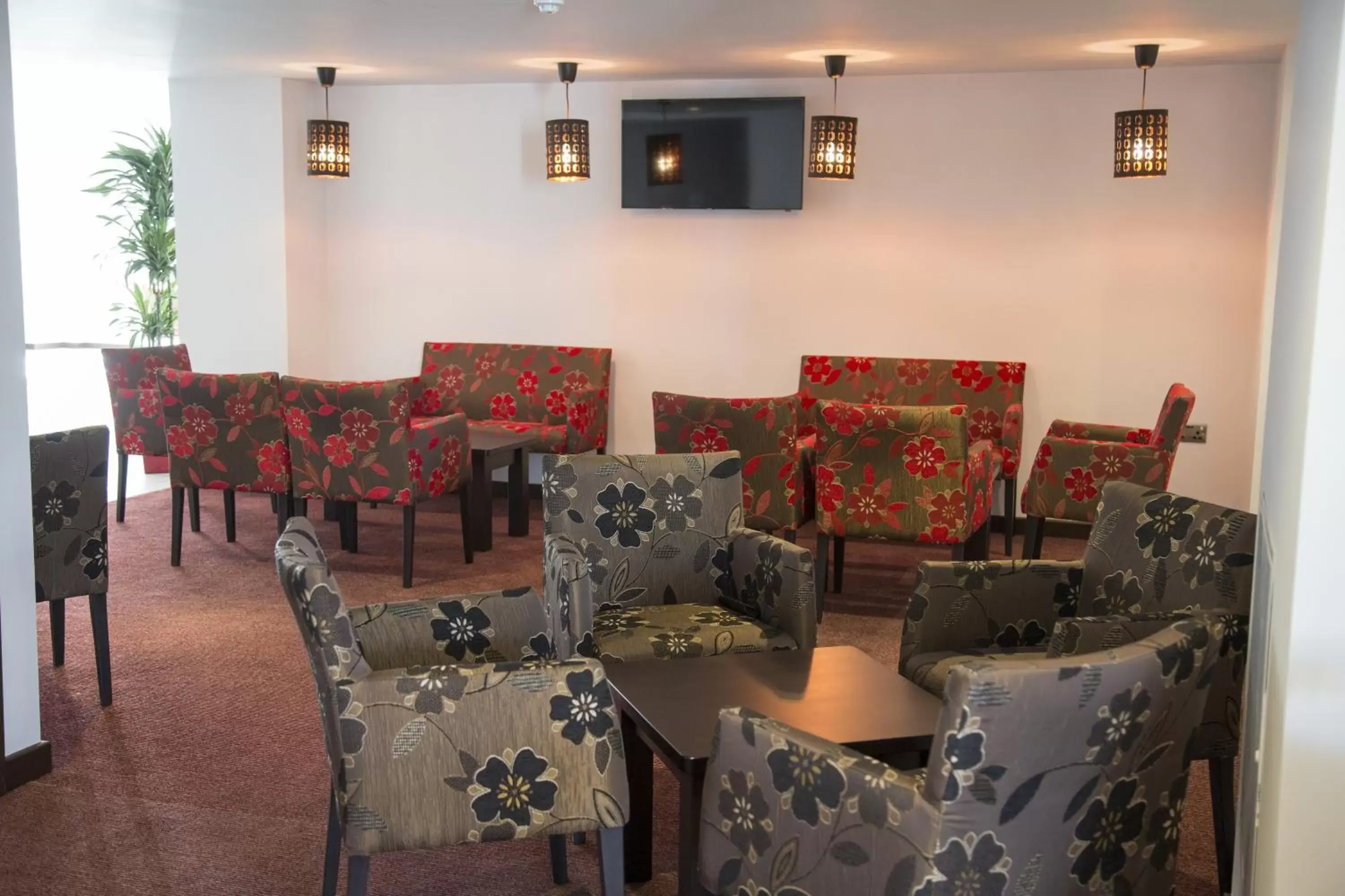 Lounge or bar, Restaurant/Places to Eat in Ramada Milton Keynes