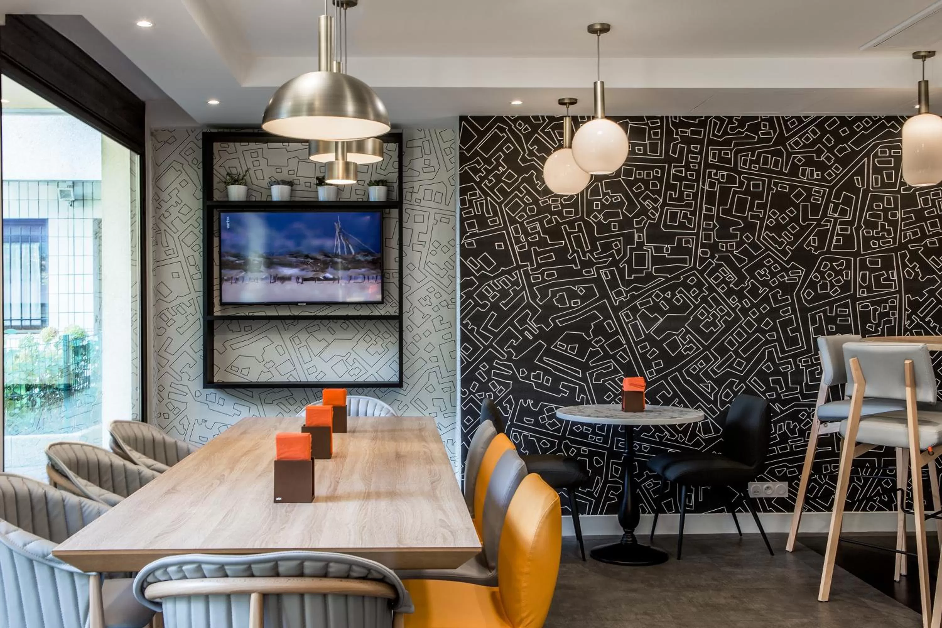 Restaurant/places to eat in Citadines La Défense Paris