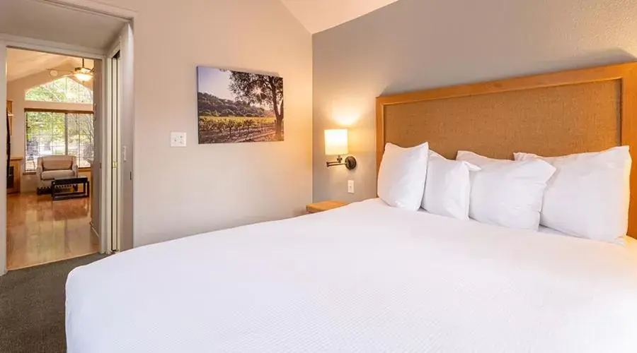 Bedroom, Bed in RiverPointe Napa Valley Resort