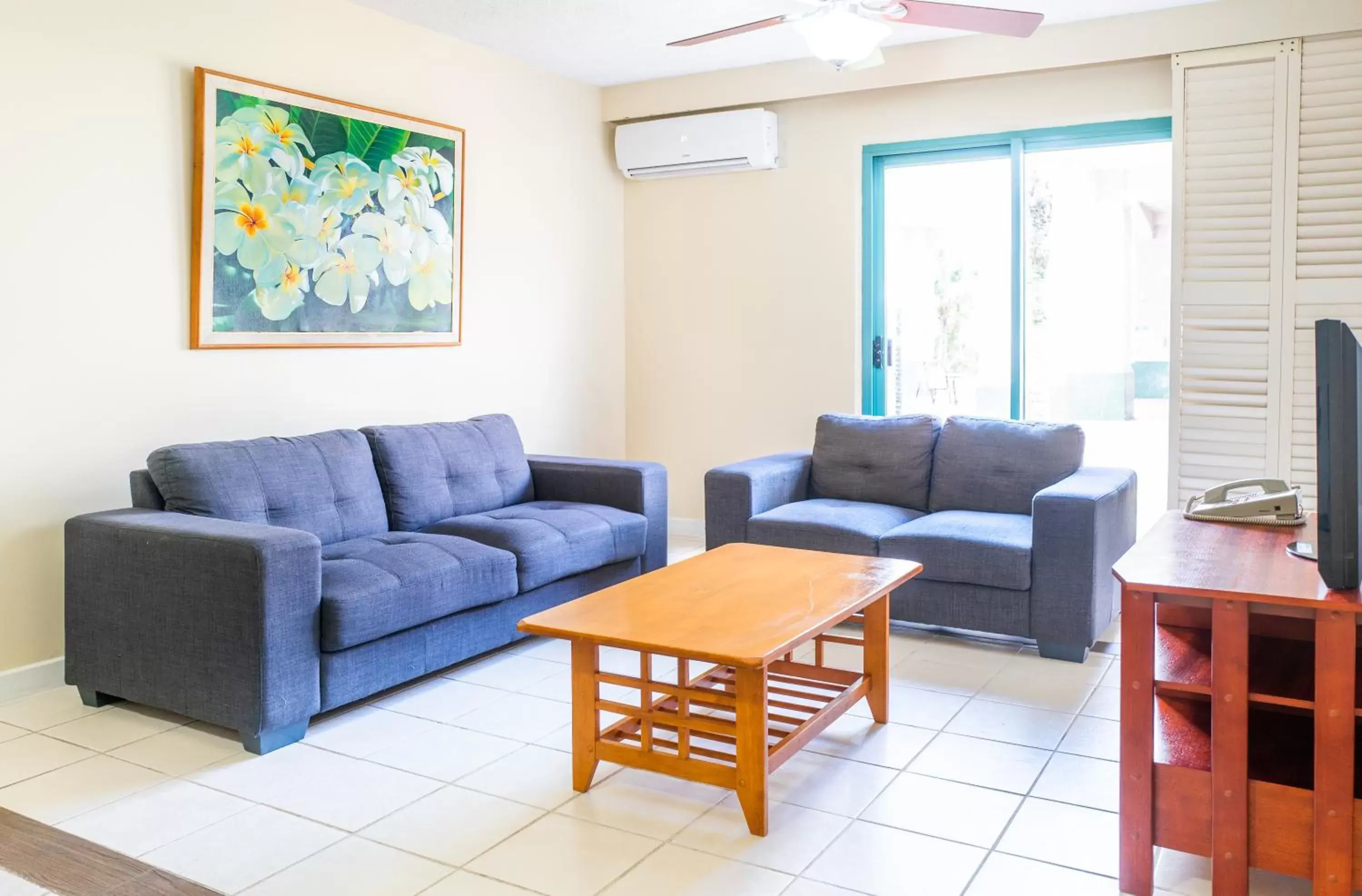 Communal lounge/ TV room, Seating Area in Garden Villa Hotel