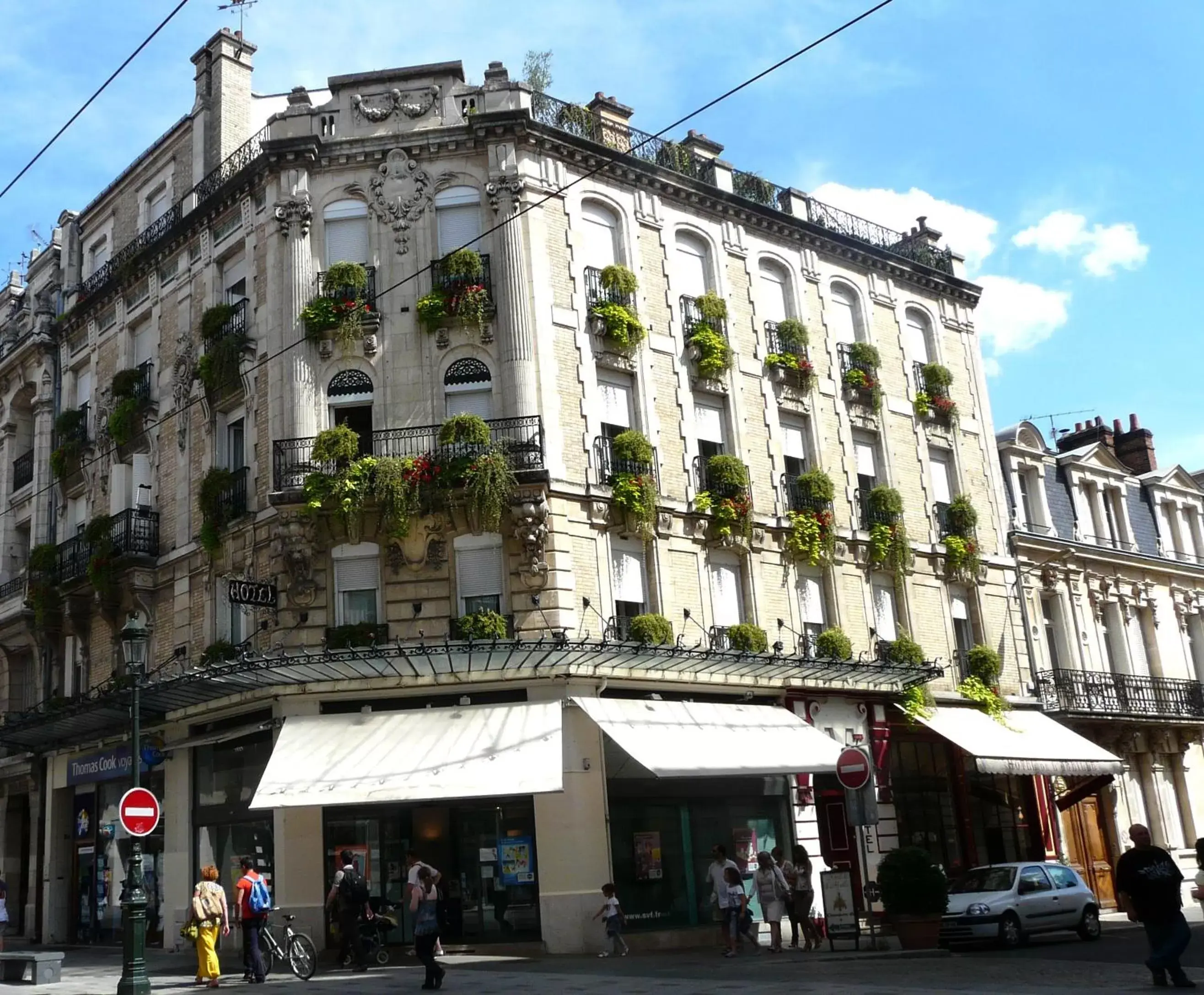 Facade/entrance, Property Building in Hôtel de l'Abeille