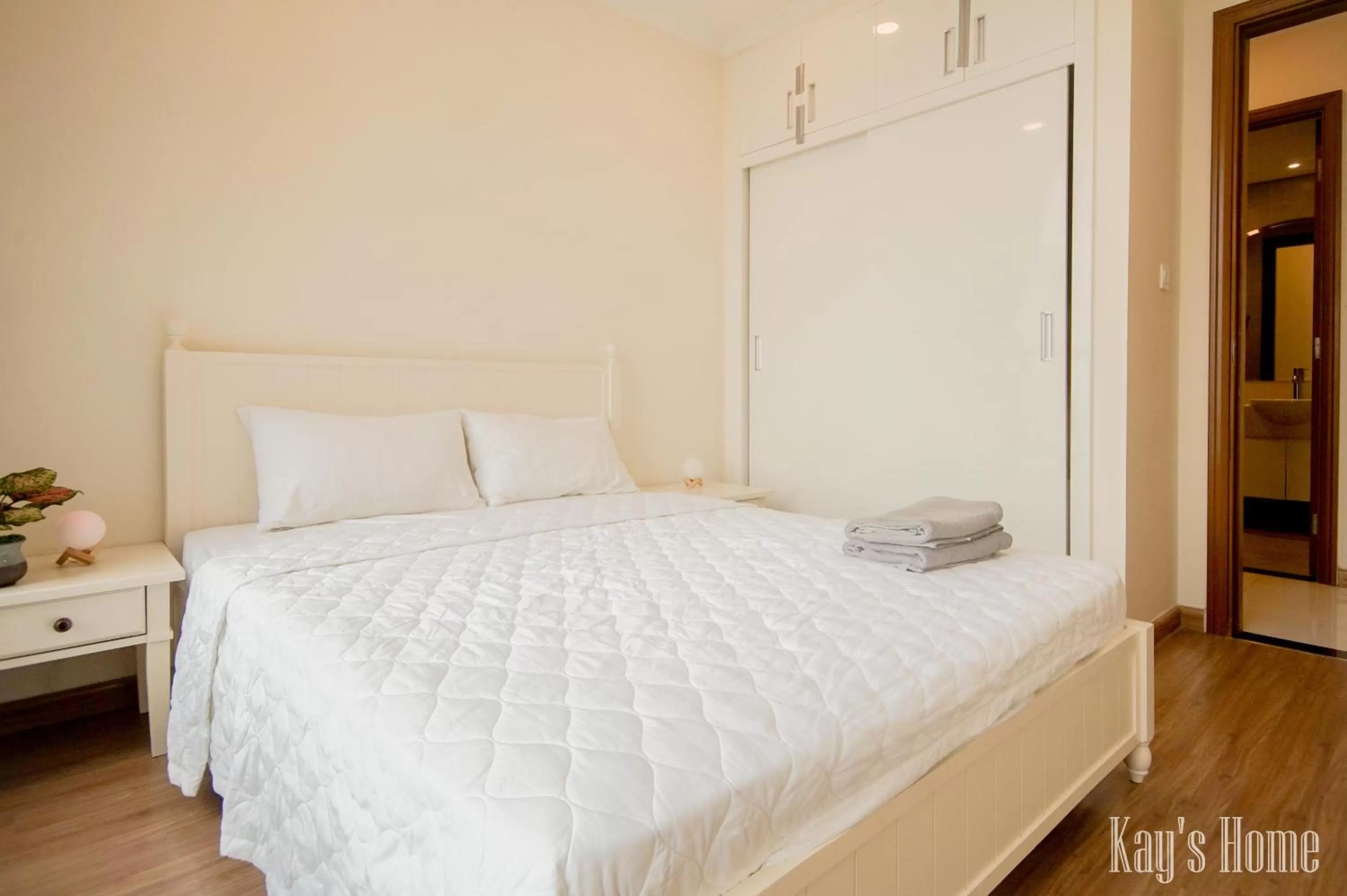 TV and multimedia, Bed in Vinhomes Central Park-Nice Homes
