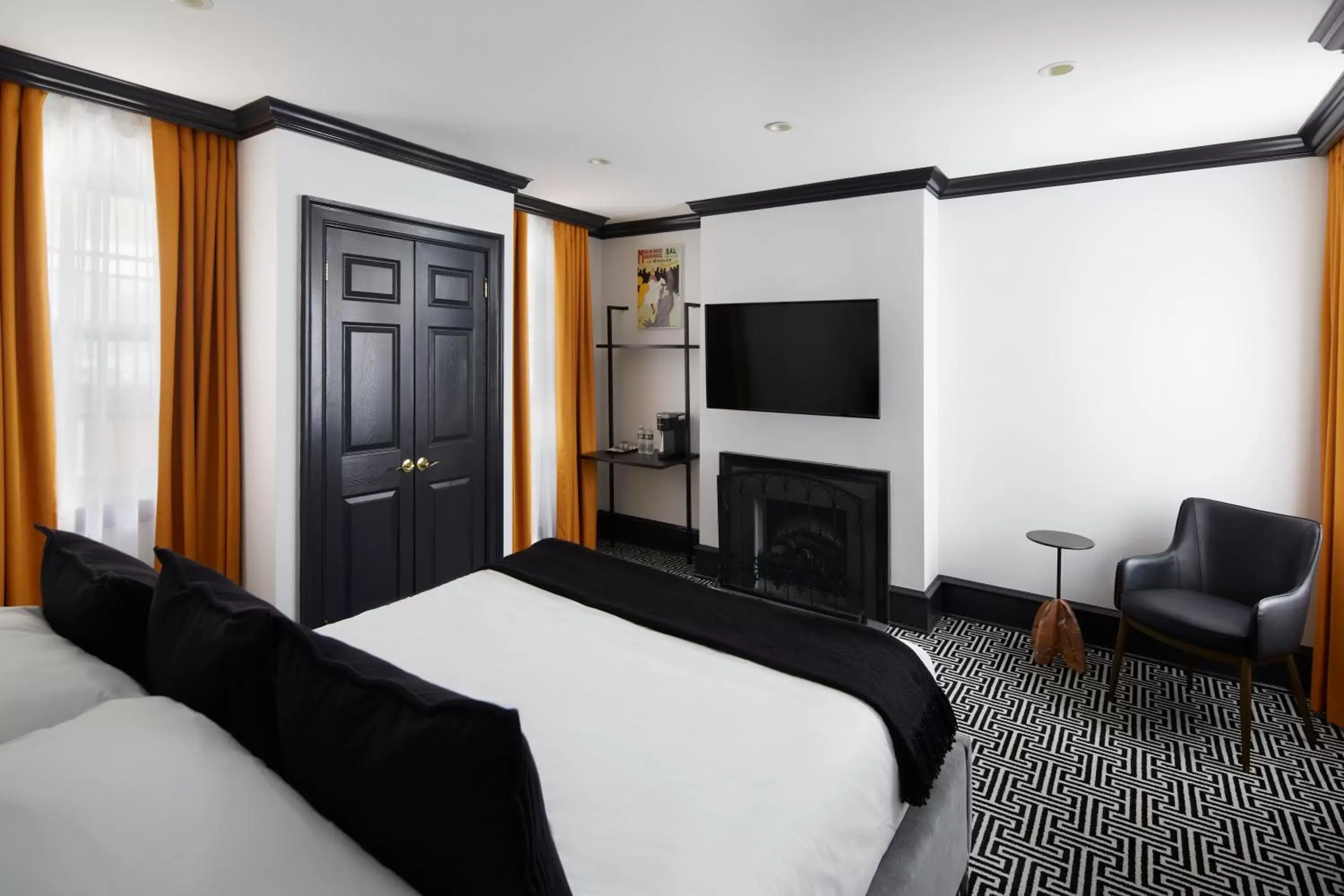 Bedroom, TV/Entertainment Center in The Franklin on Rittenhouse, A Boutique Hotel