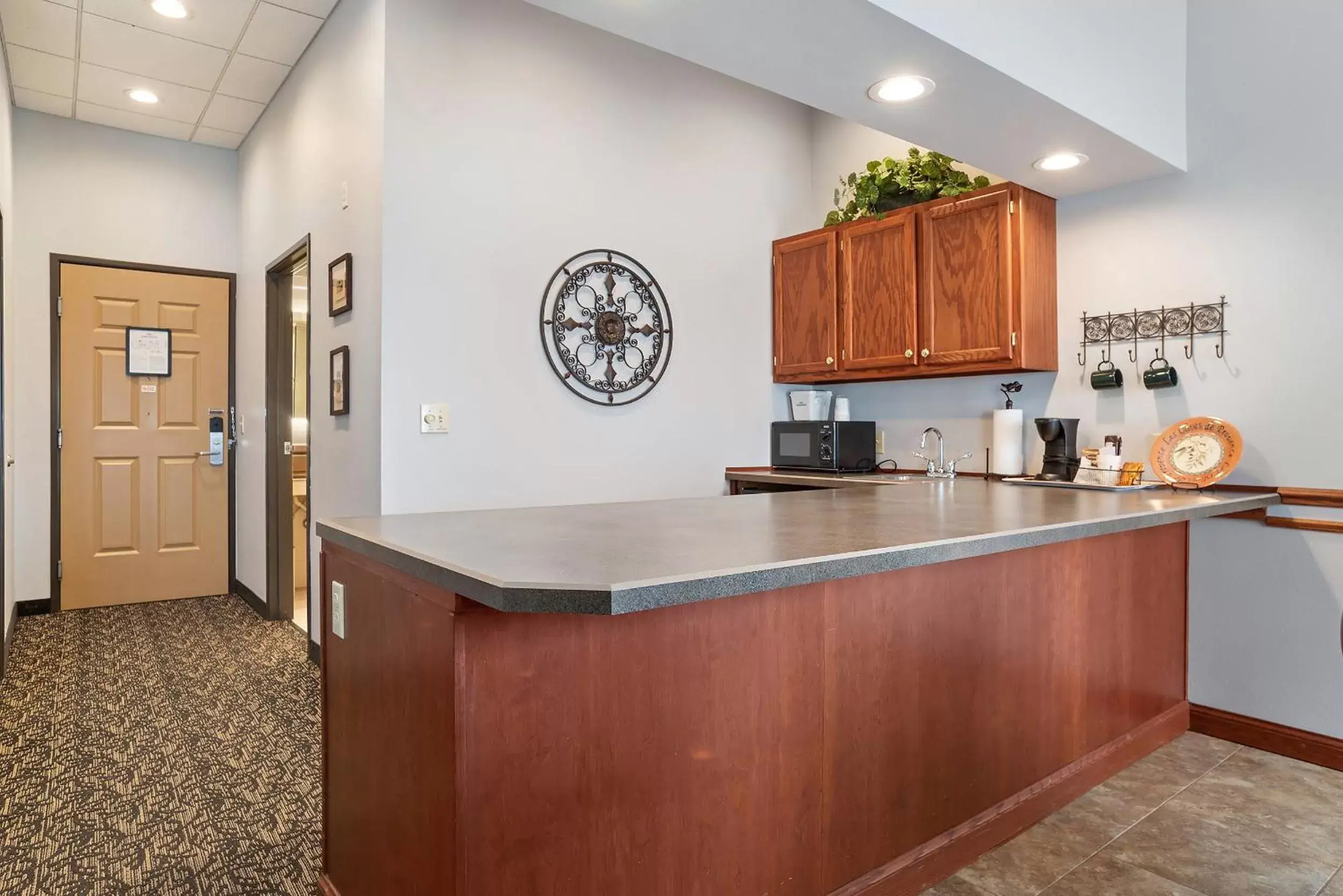 Kitchen/Kitchenette in Howard Johnson by Wyndham Rapid City