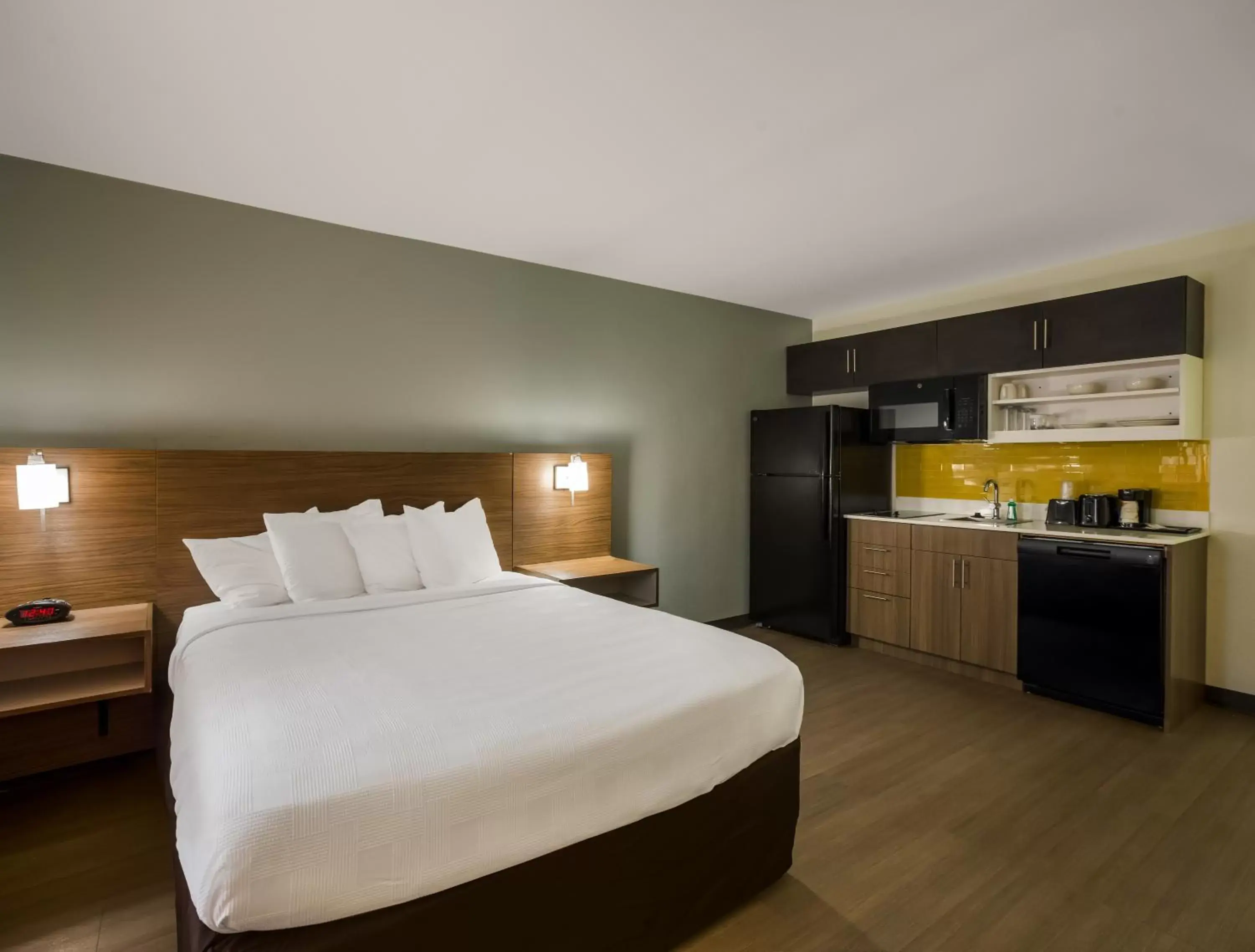 Bed in MainStay Suites Savannah Midtown