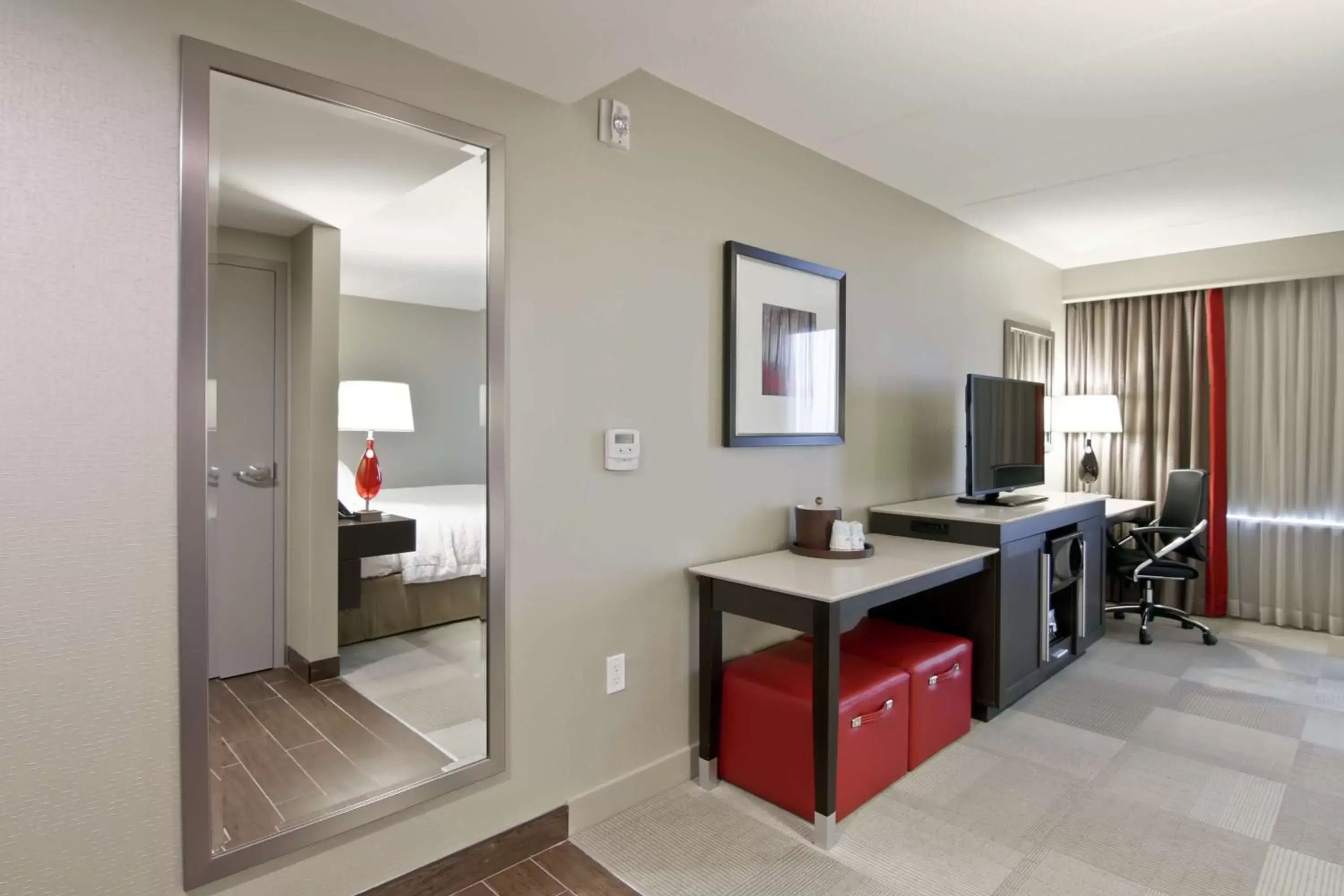 Living room, TV/Entertainment Center in Hampton Inn & Suites by Hilton Toronto Markham