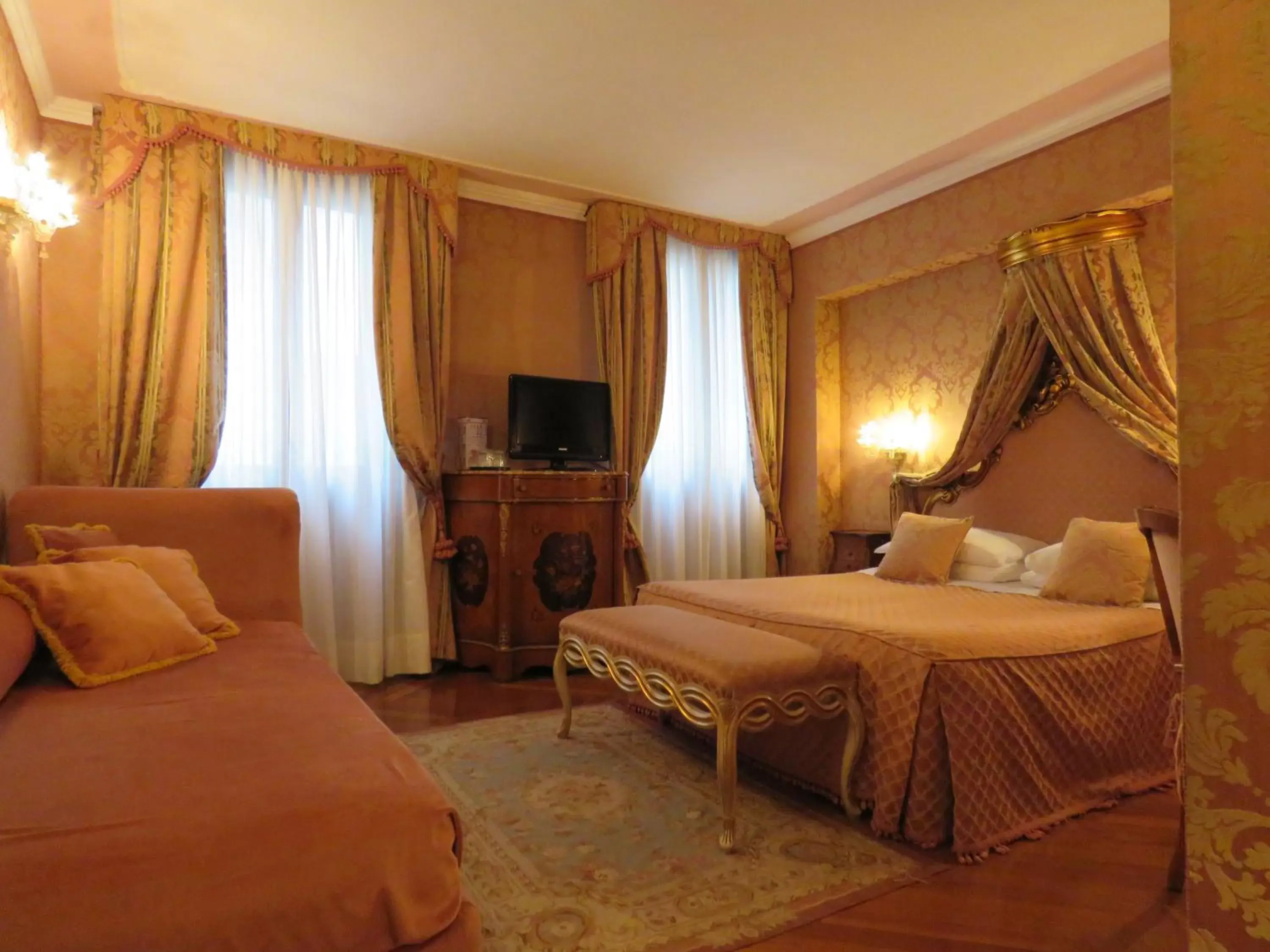Bed in Hotel Antico Doge - a Member of Elizabeth Hotel Group