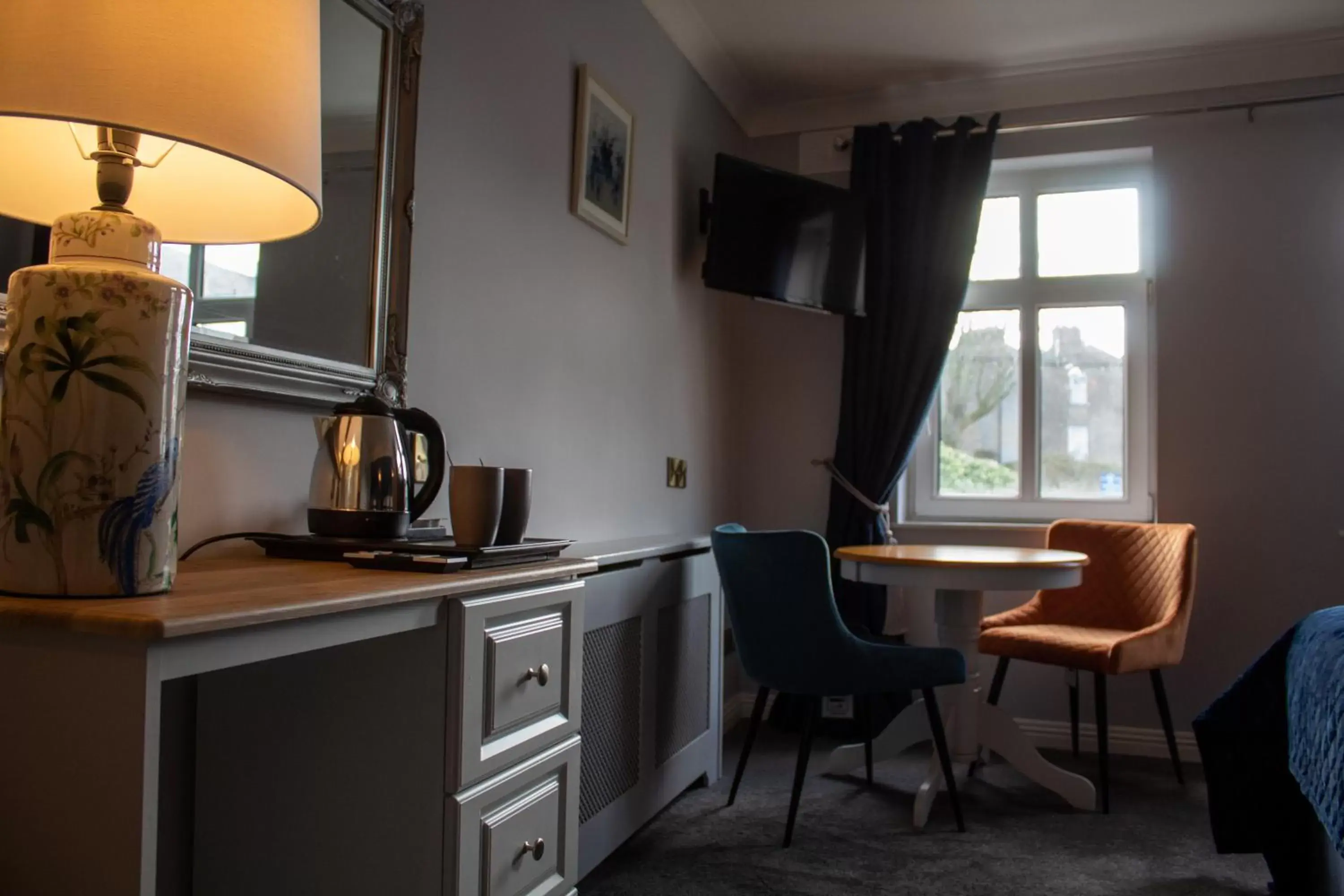 Bedroom, Kitchen/Kitchenette in The Newgrange Hotel