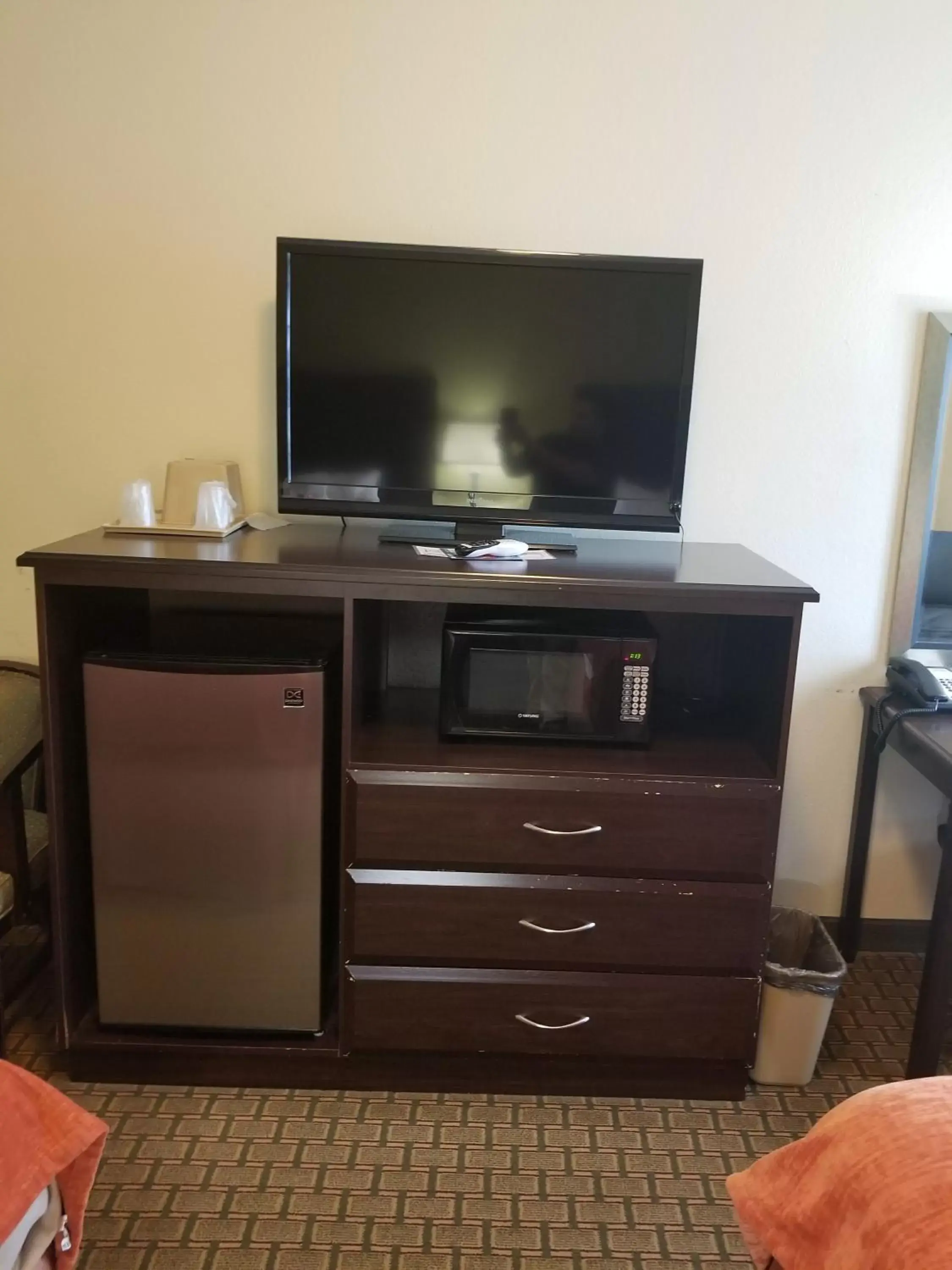 TV/Entertainment Center in American Inn Madill