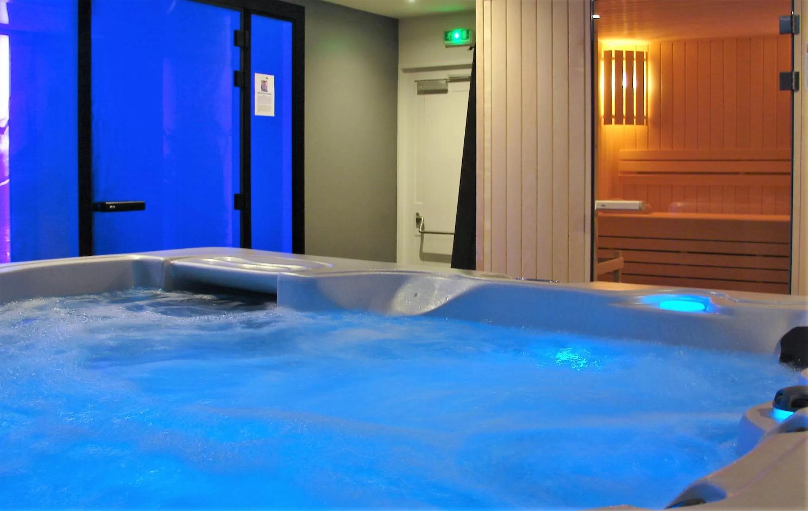 Hot Tub in Hôtel Ginkgo - SPA Biloba