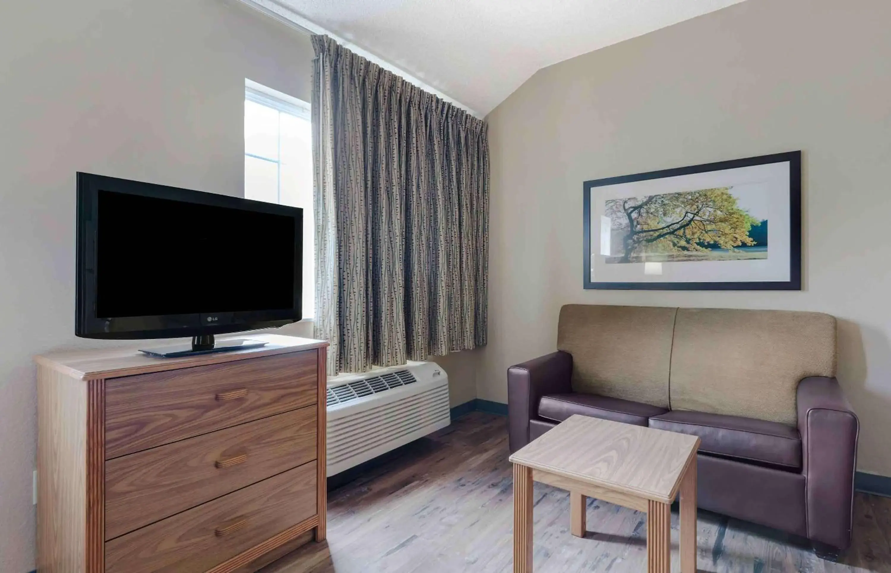 Bedroom, TV/Entertainment Center in Extended Stay America Suites - Dallas - Plano Parkway