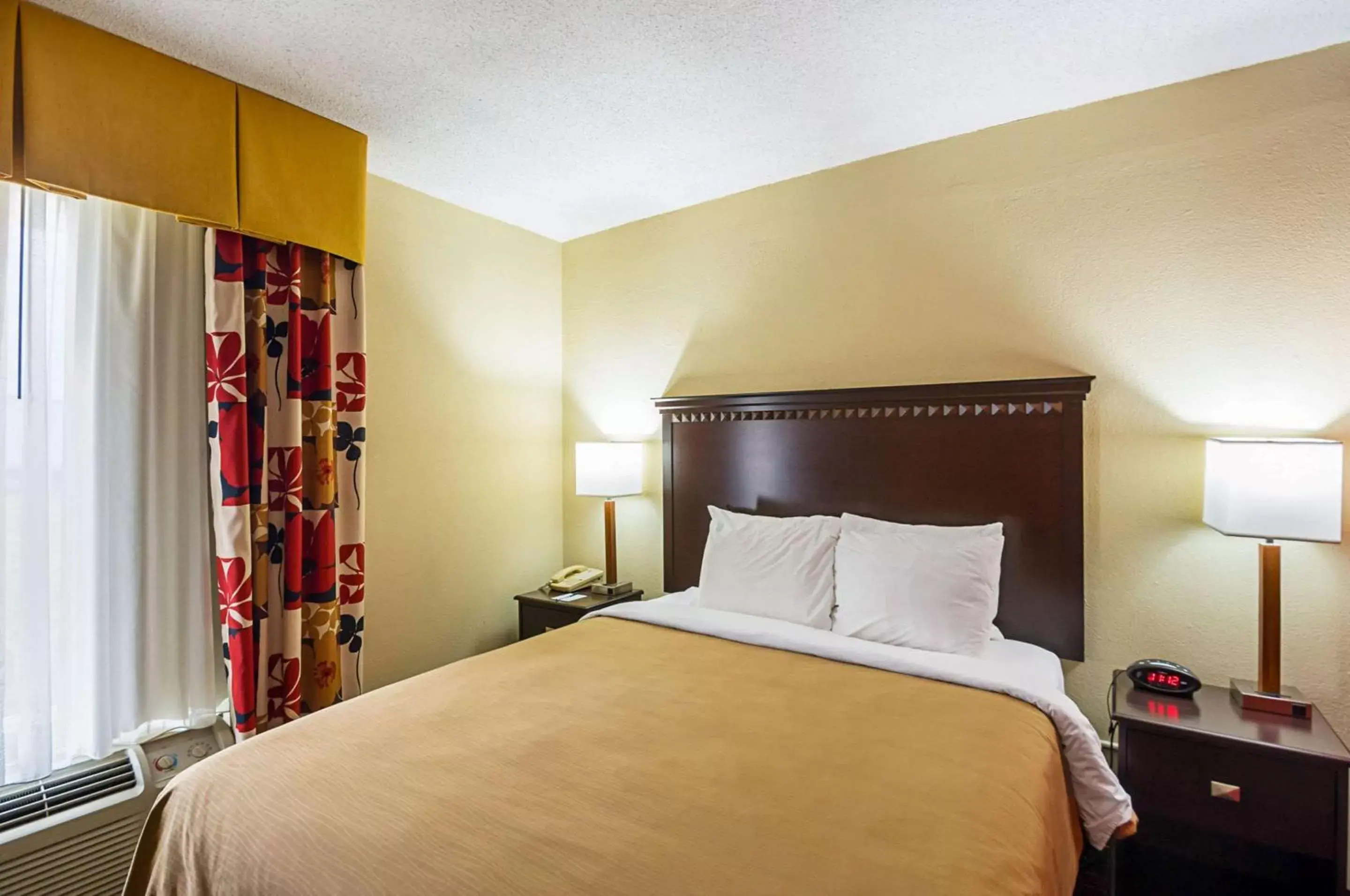 Photo of the whole room, Bed in Quality Inn & Suites Hagerstown