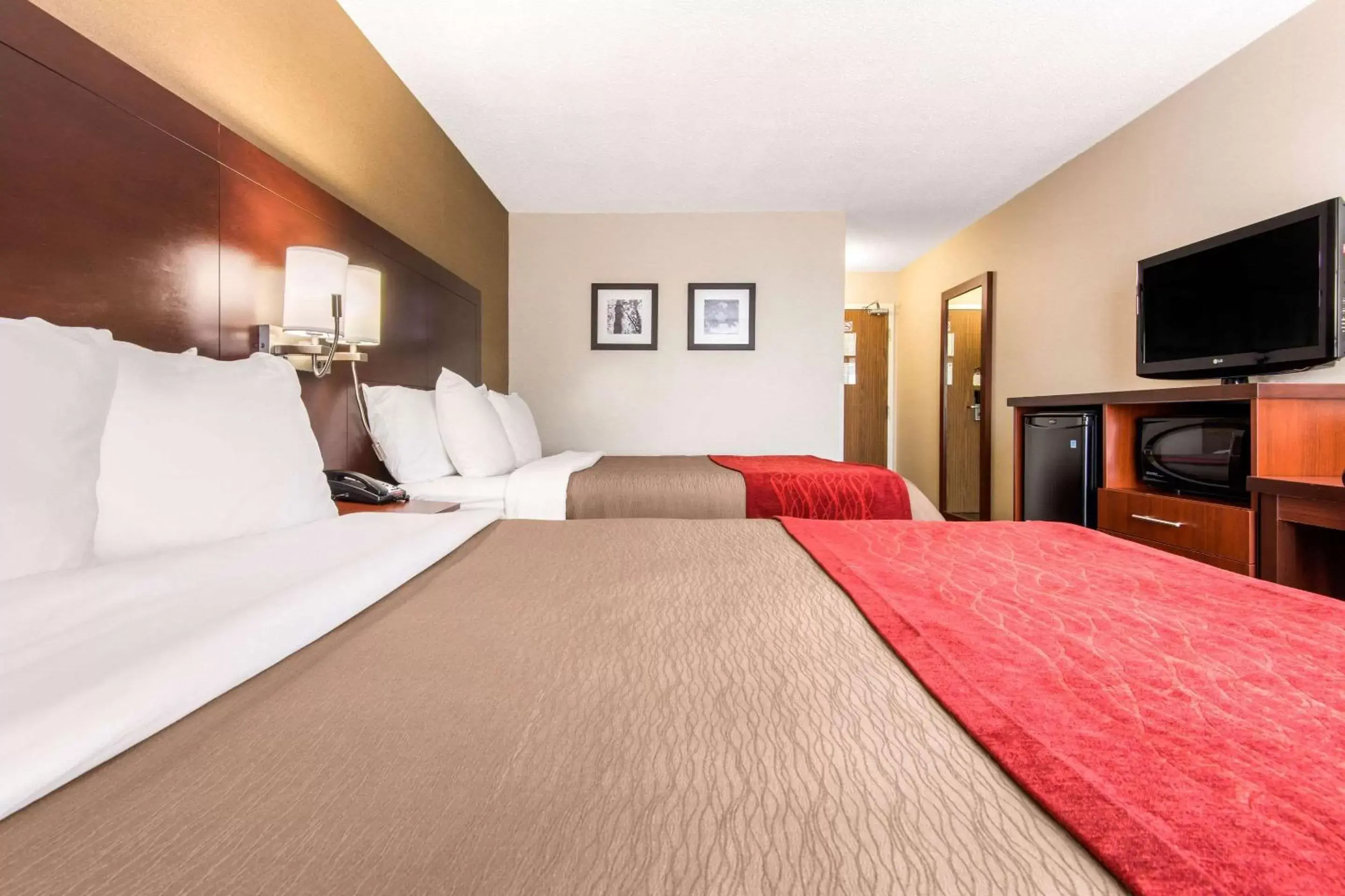 Photo of the whole room, Bed in Comfort Inn Airport West