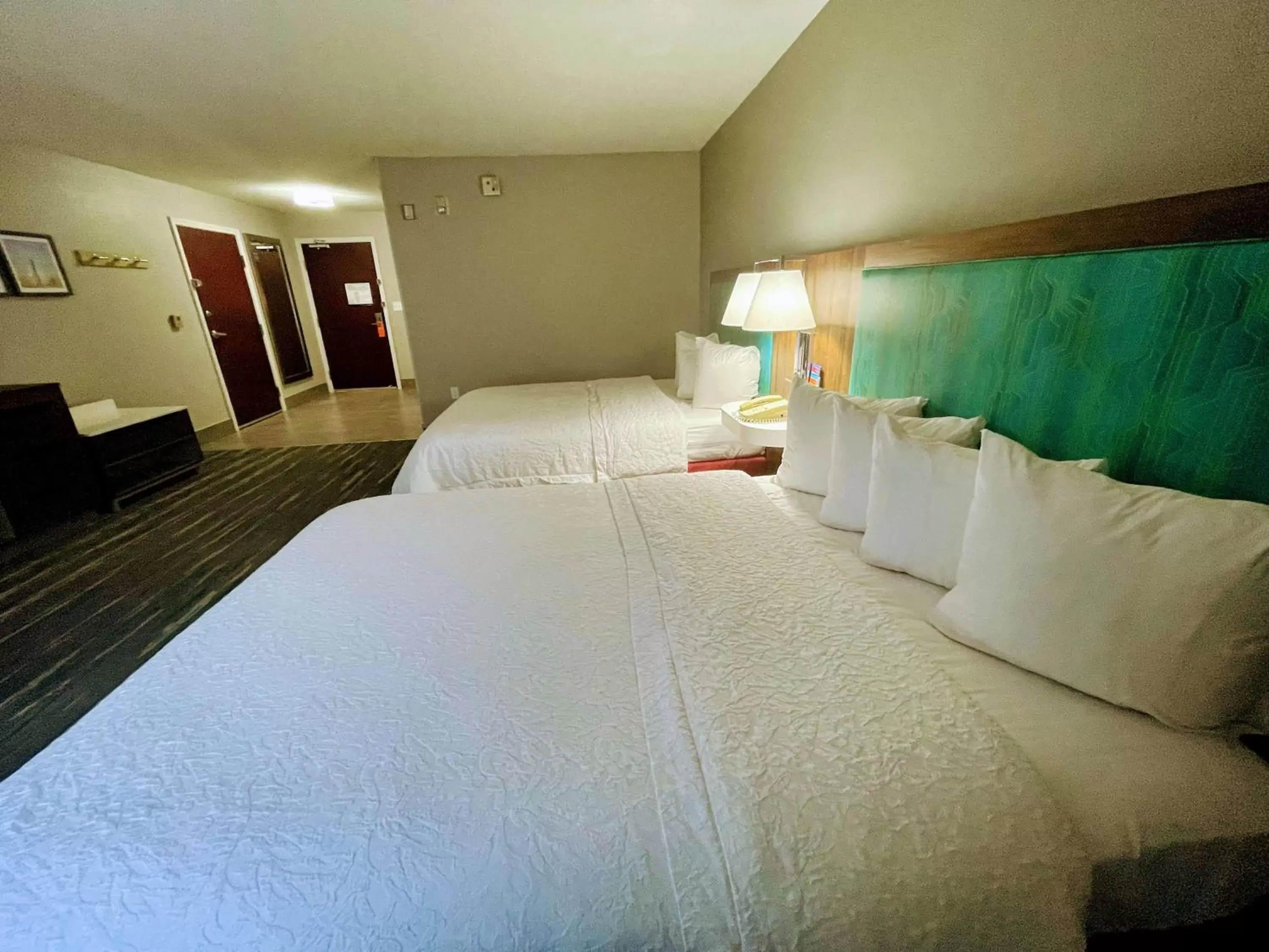 Photo of the whole room, Bed in Hampton Inn & Suites Pensacola I-10 N at University Town Plaza
