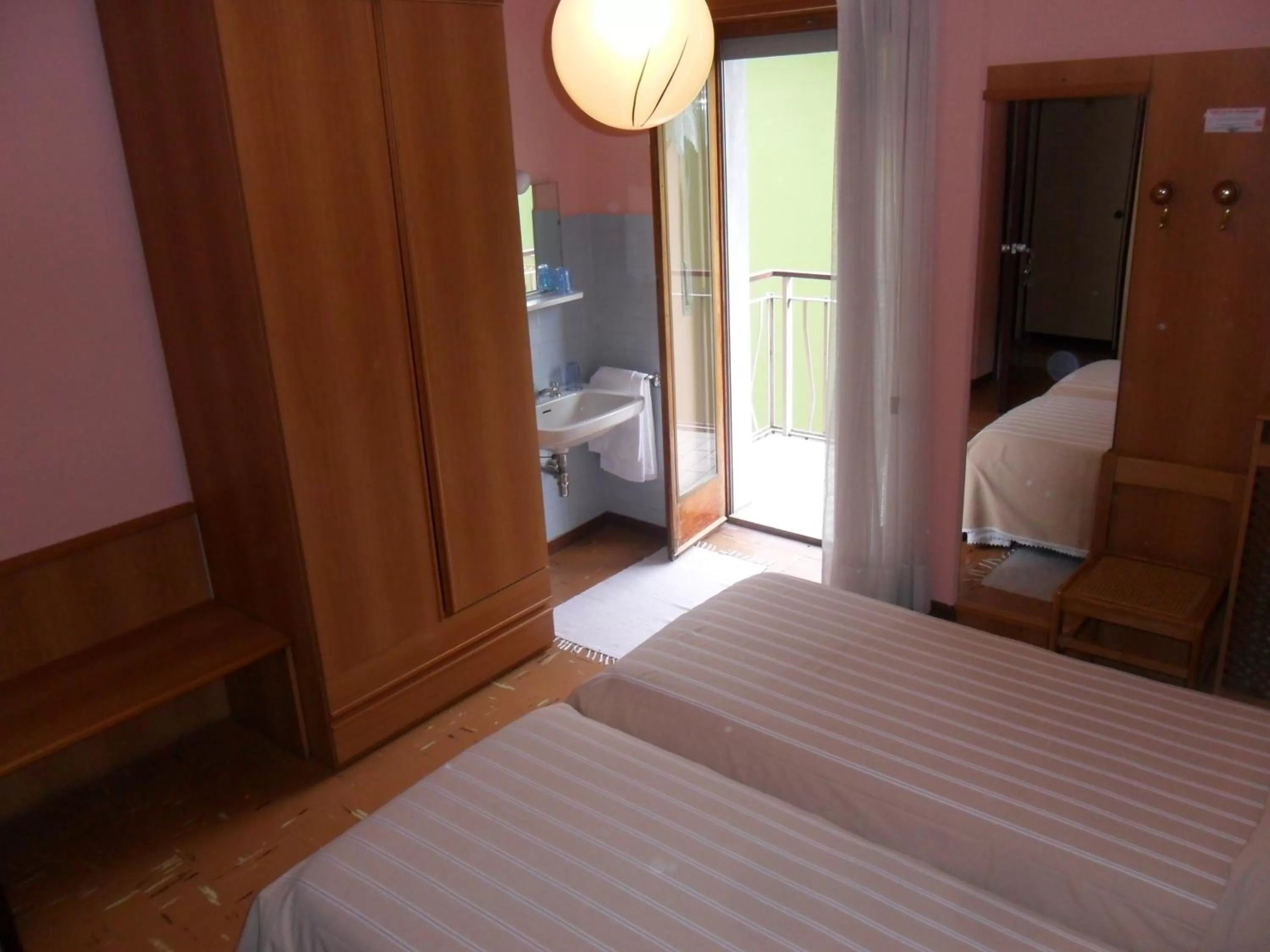 Bed in Albergo Motel Dosdè B&B