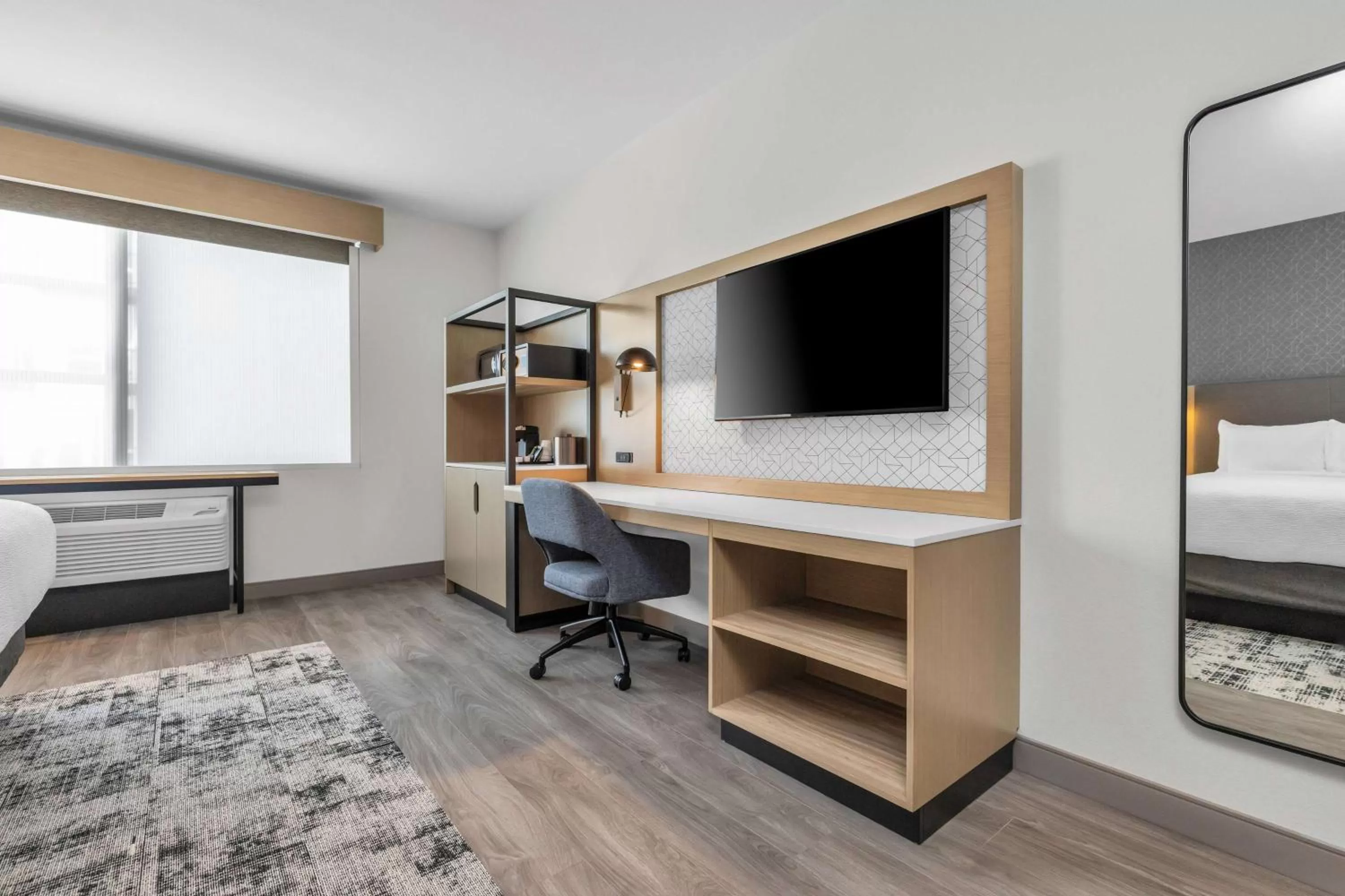 Photo of the whole room, Bed in La Quinta Inn & Suites by Wyndham San Jose Airport-Downtown