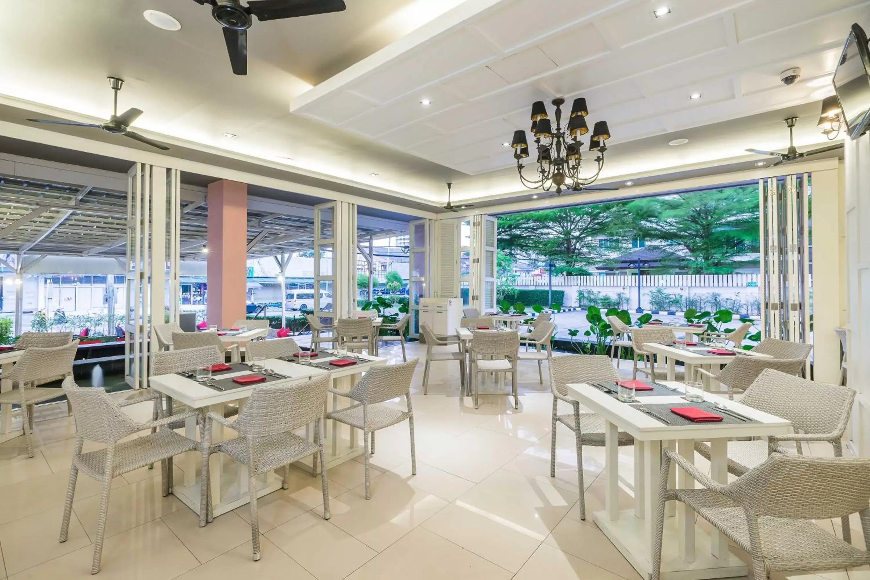 Dining area, Restaurant/Places to Eat in Best Western Patong Beach