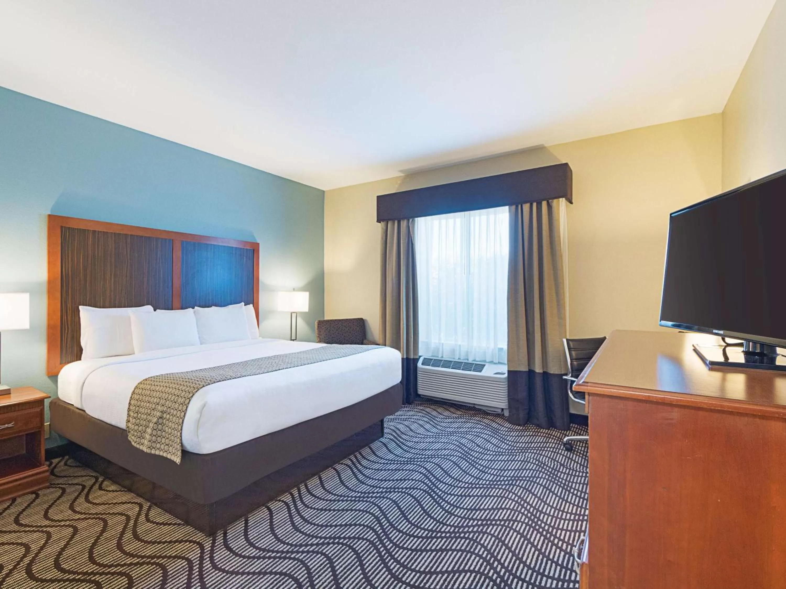 Photo of the whole room in La Quinta by Wyndham Mathis