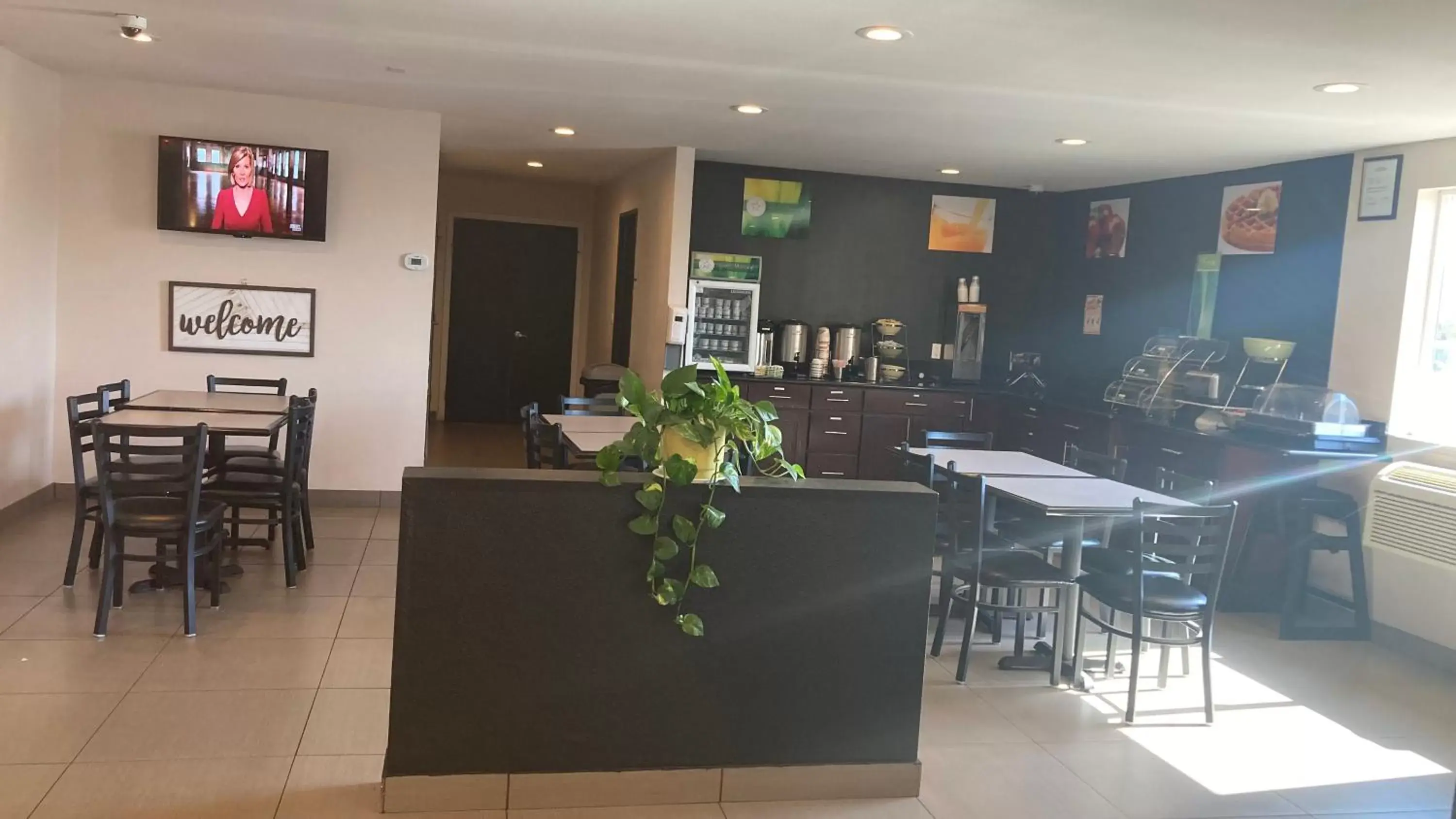 Breakfast, Lounge/Bar in Quality Inn & Suites near Downtown Bakersfield