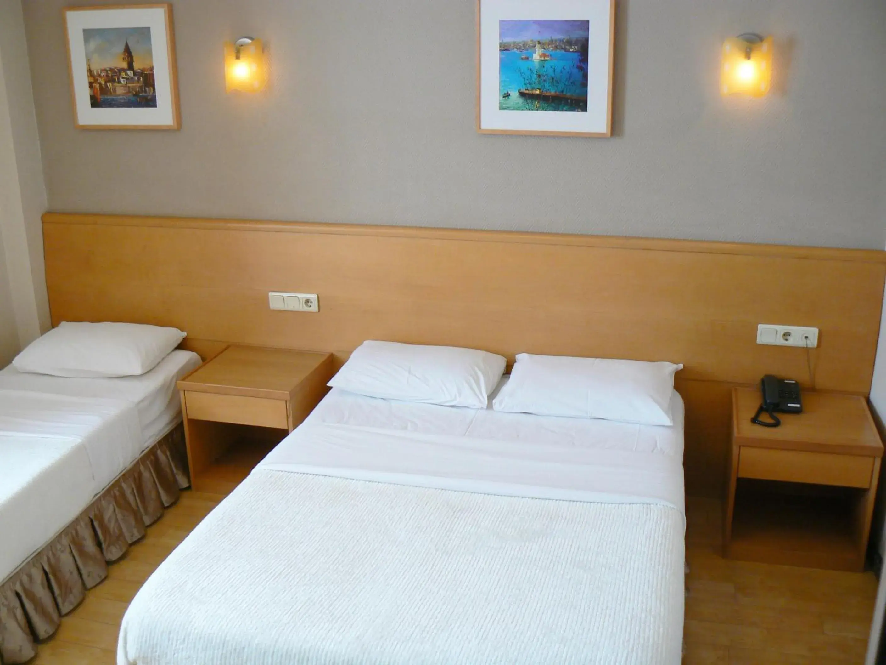 Photo of the whole room, Bed in Hotel Inter Istanbul