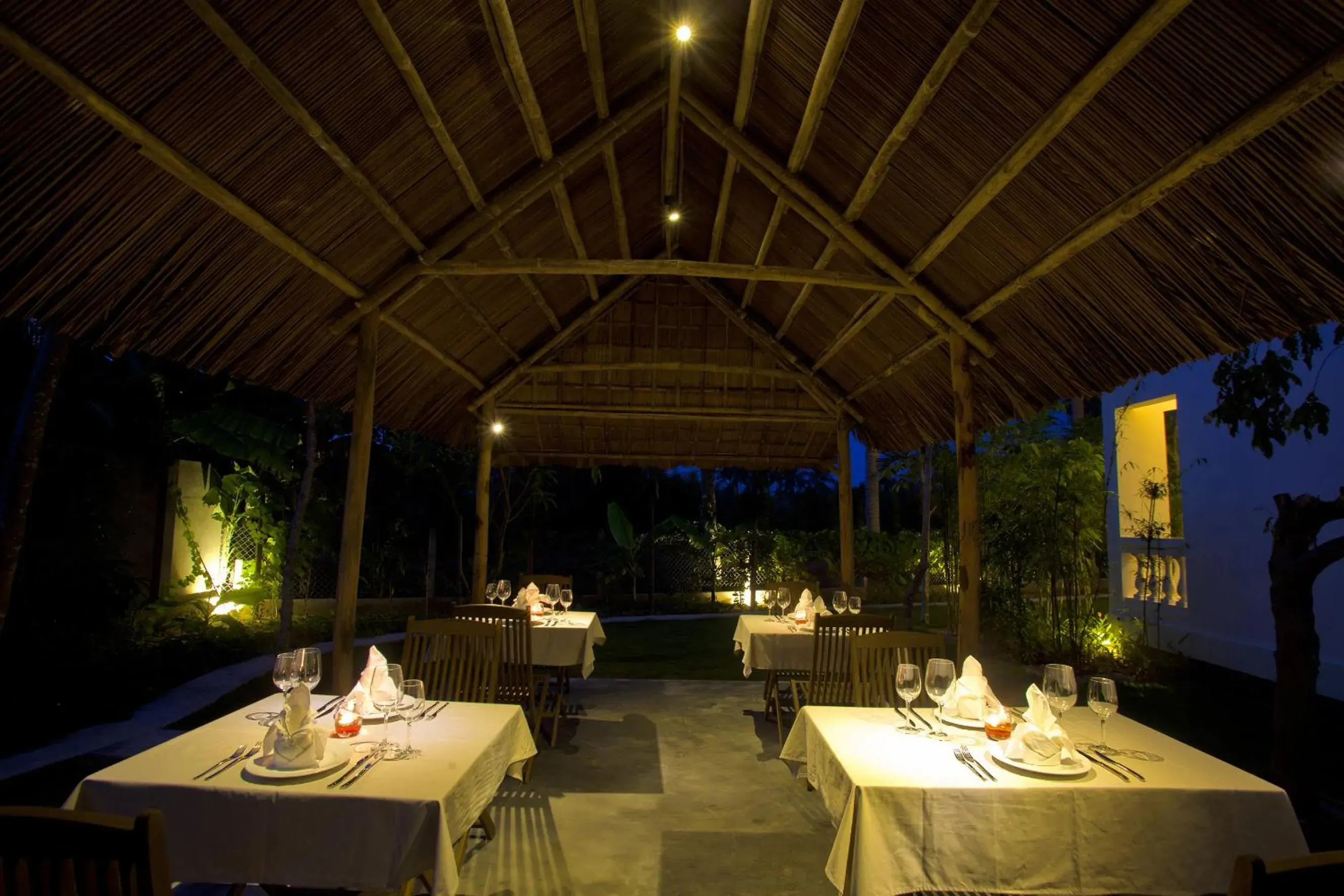 Restaurant/Places to Eat in Palm View Villa