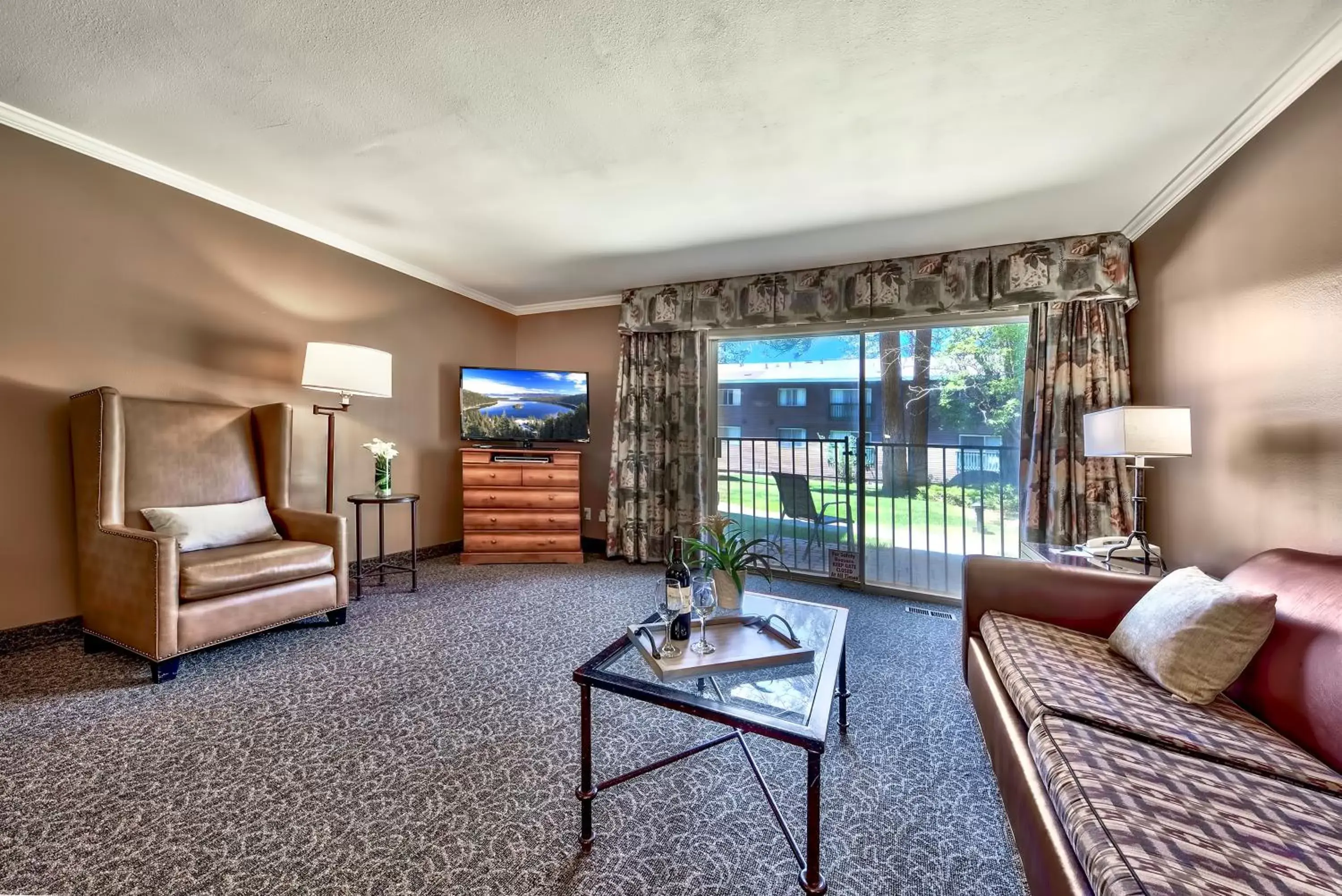 Living room, Seating Area in Forest Suites Resort at the Heavenly Village