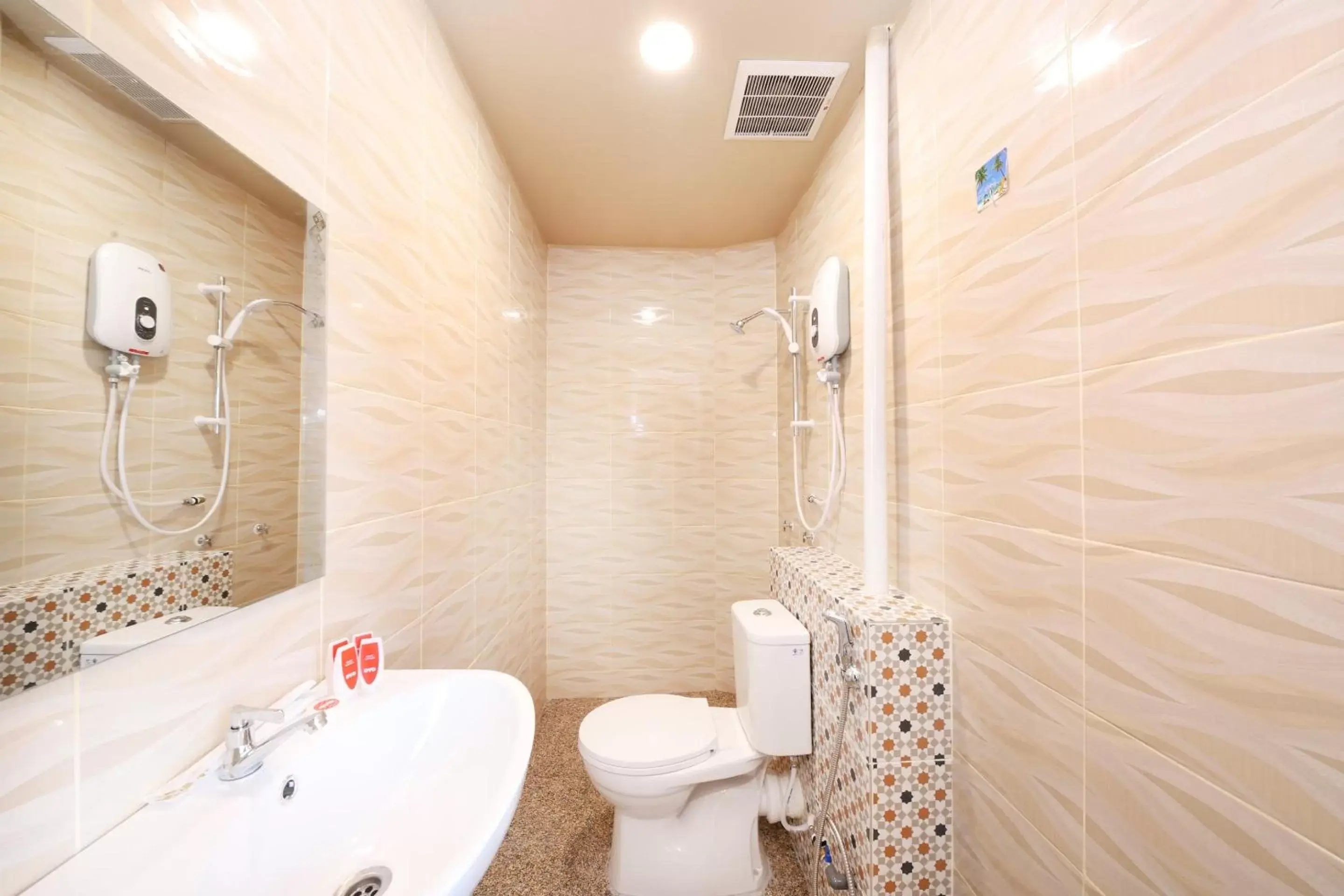 Bathroom in OYO 507 Aikka Hotel