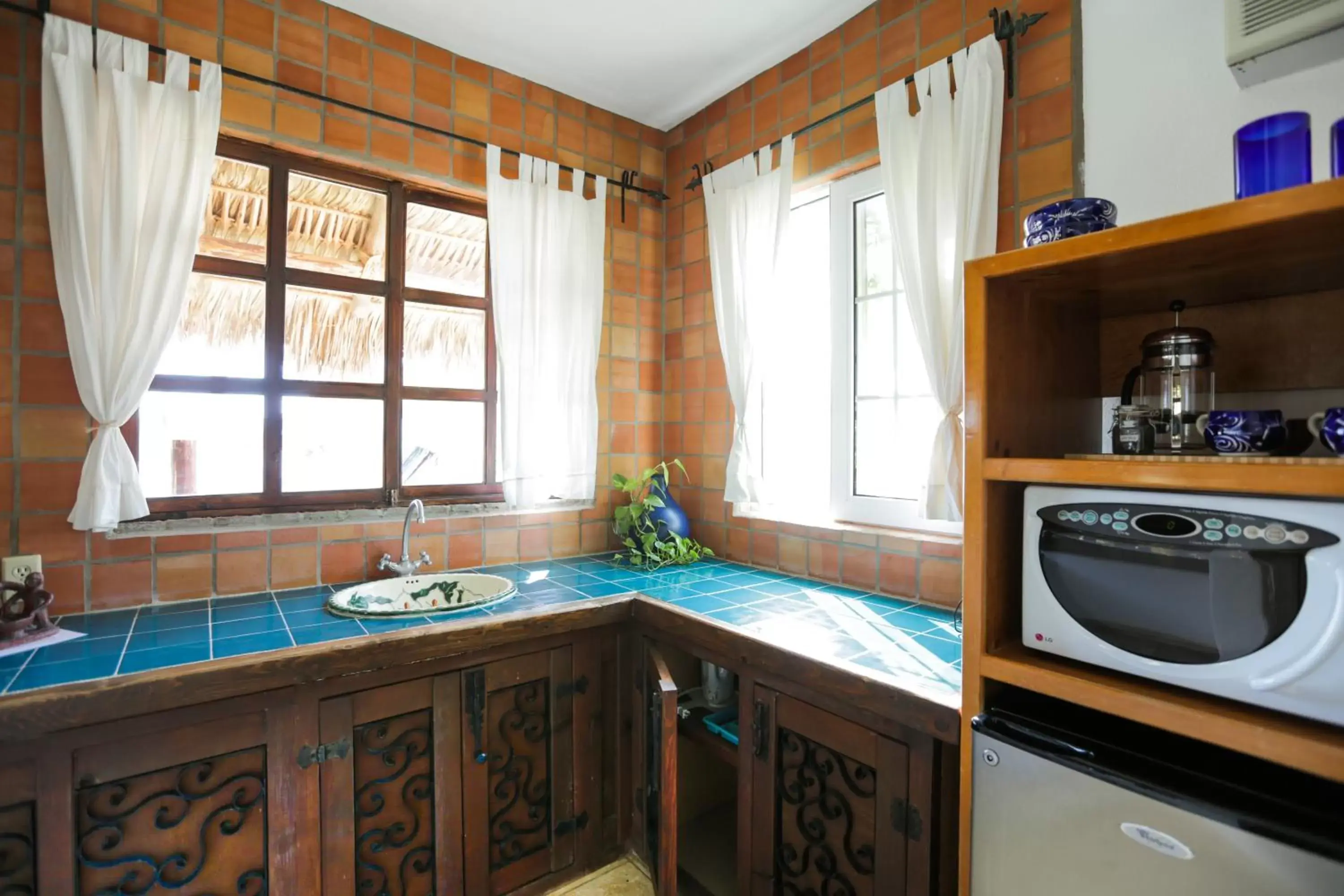 Kitchen or kitchenette, Bathroom in The Bungalows Hotel