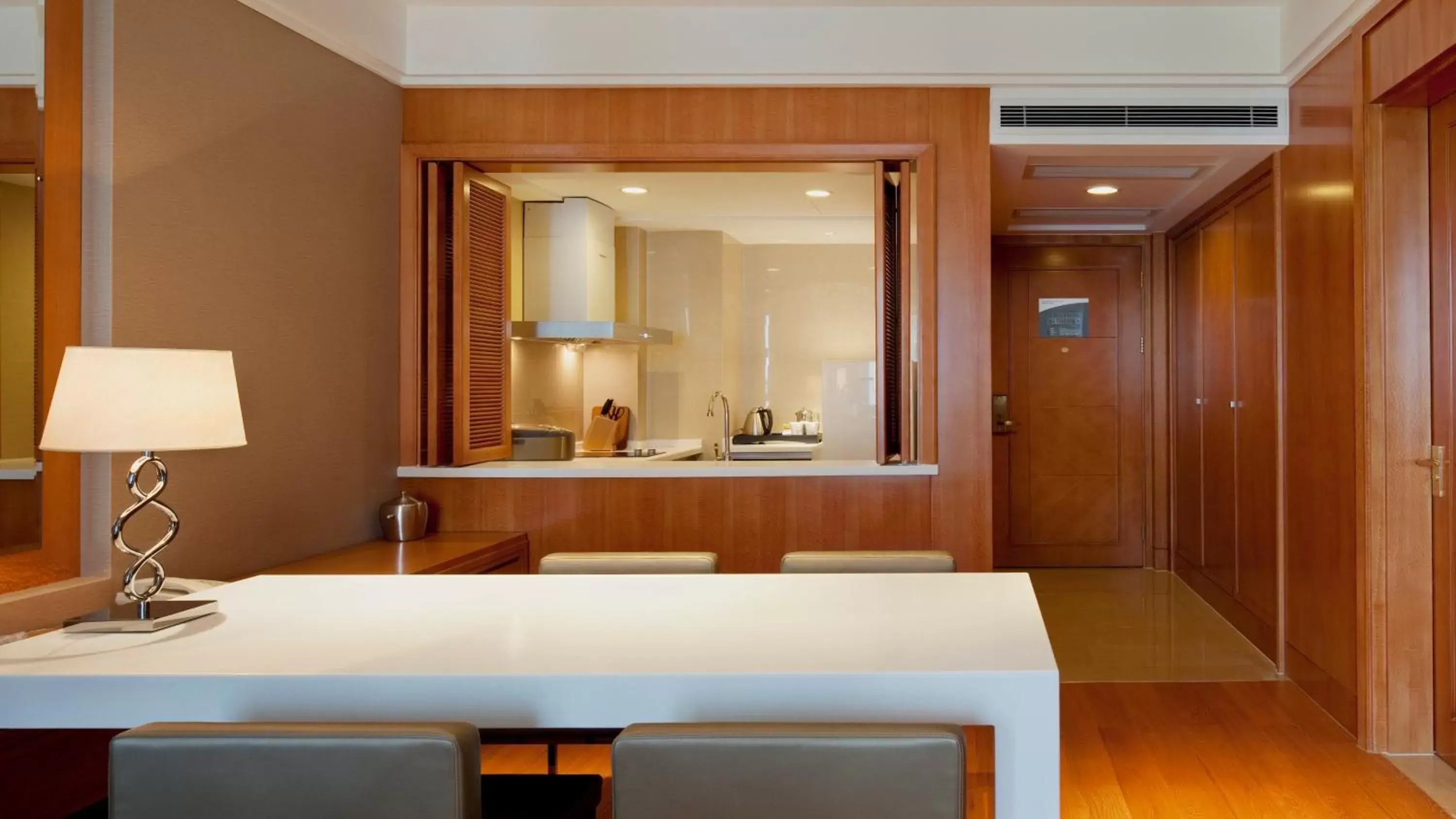 Photo of the whole room, Bathroom in Holiday Inn Hangzhou CBD, an IHG Hotel