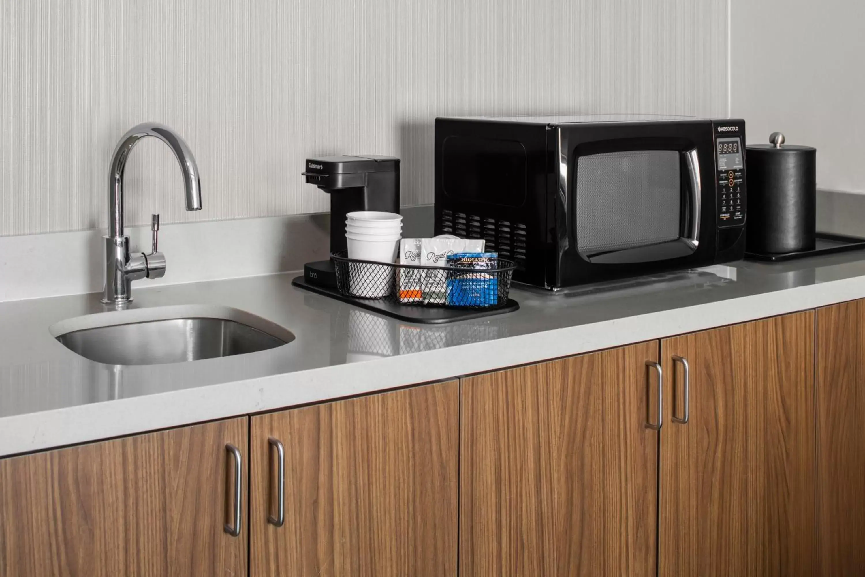 Bedroom, Kitchen/Kitchenette in Courtyard By Marriott Titusville Kennedy Space Center